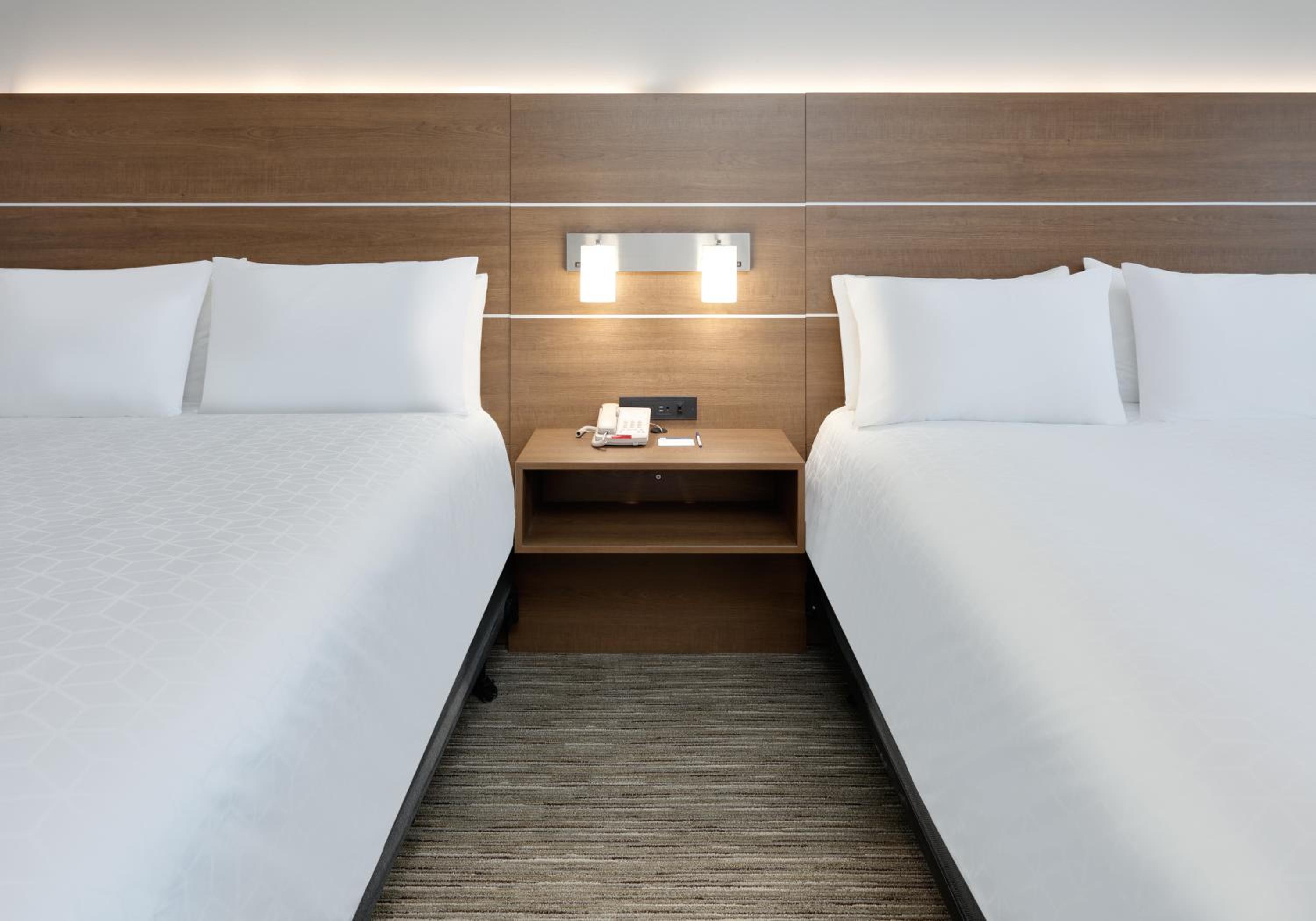 Standard Room with Two Queen Beds - Photo 2