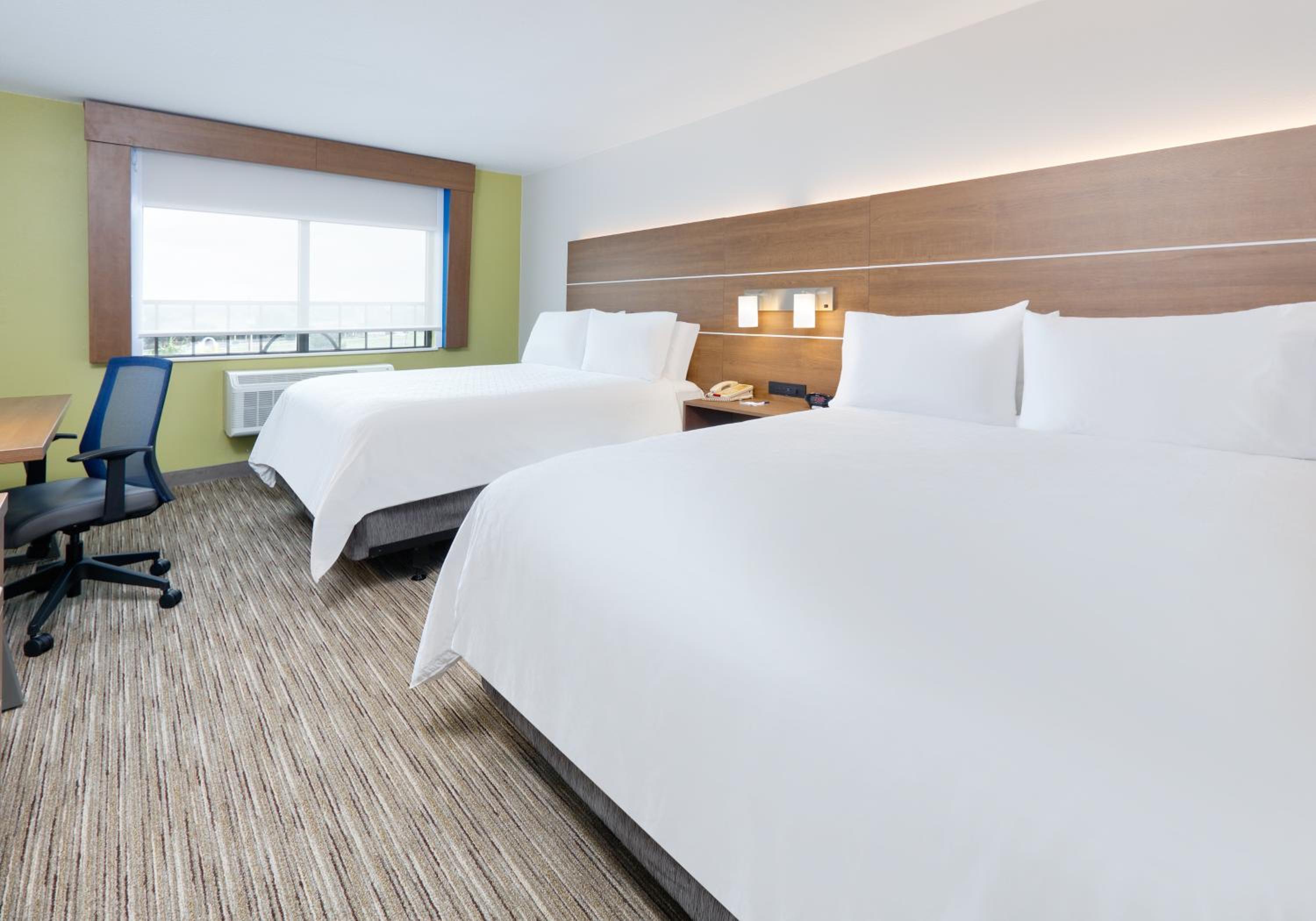 Standard Room with Two Queen Beds - Photo 3