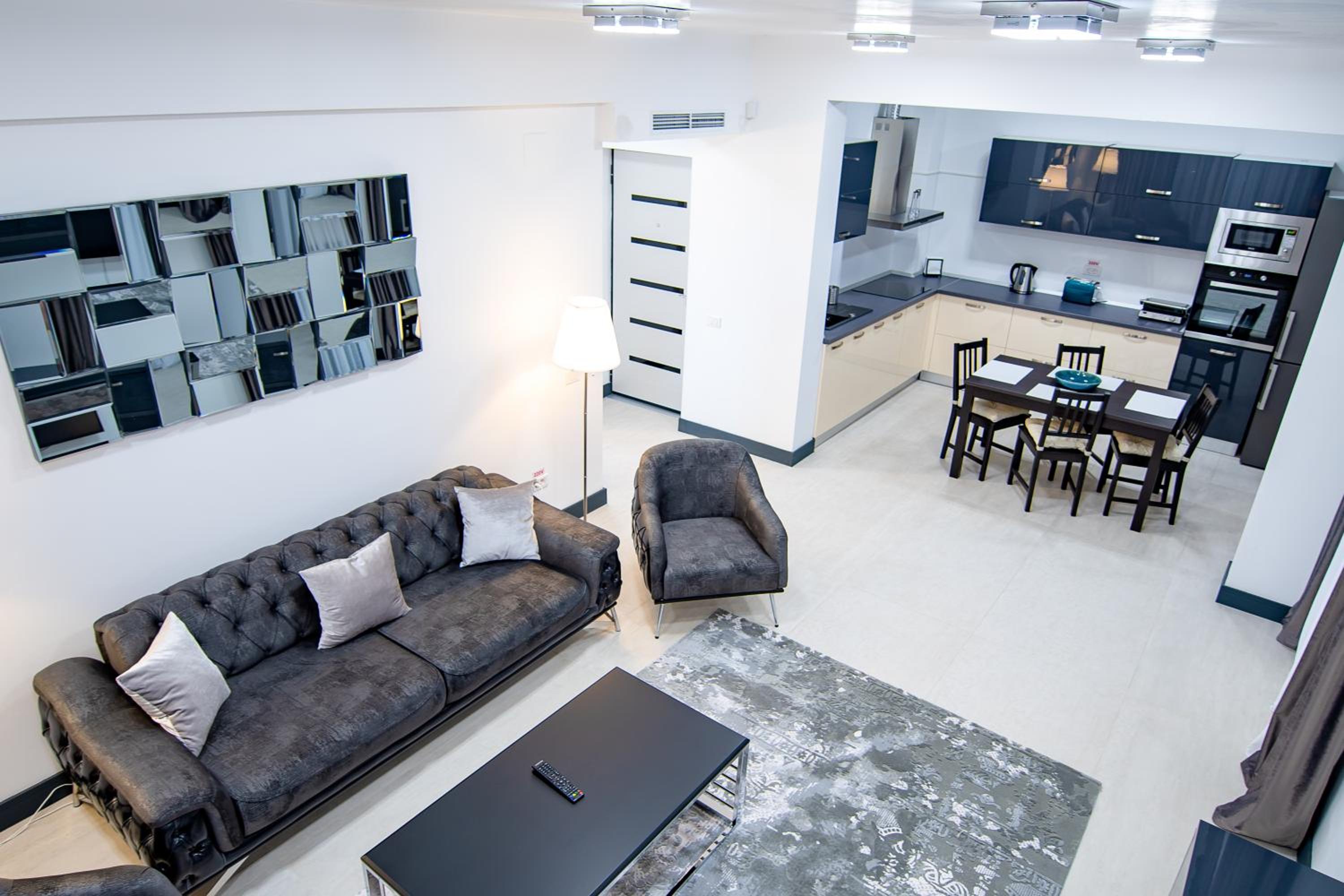 Apartment with Balcony - Photo 4