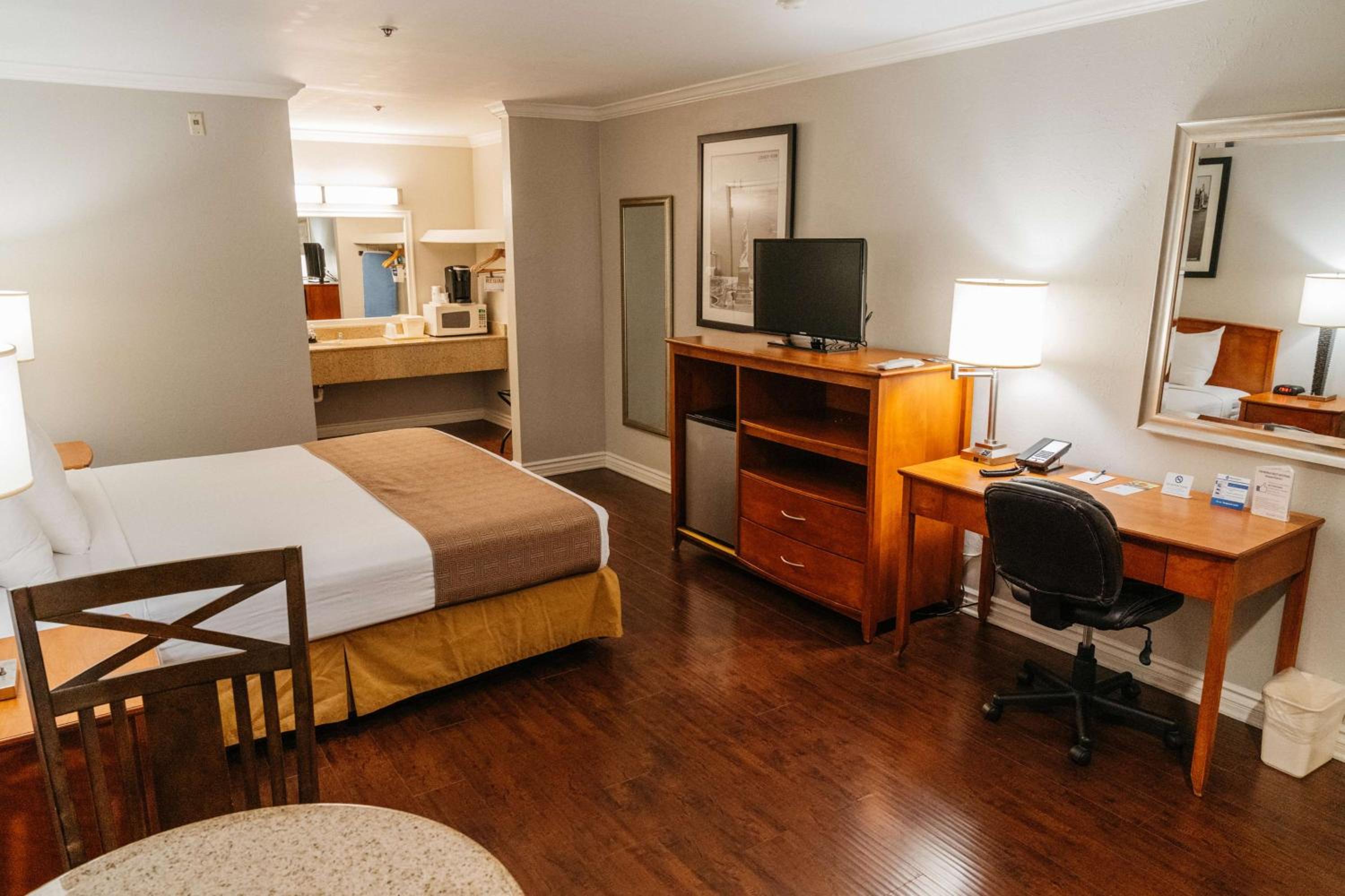 King Room - Non-Smoking - Photo 1