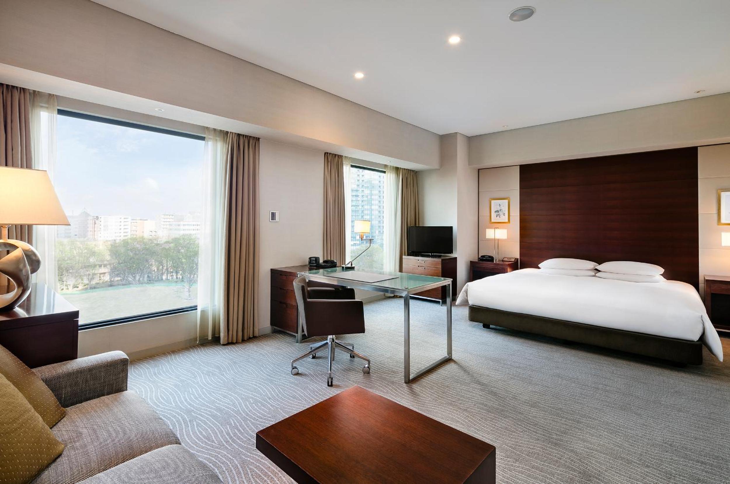 Deluxe King Room with Club Access photo 2