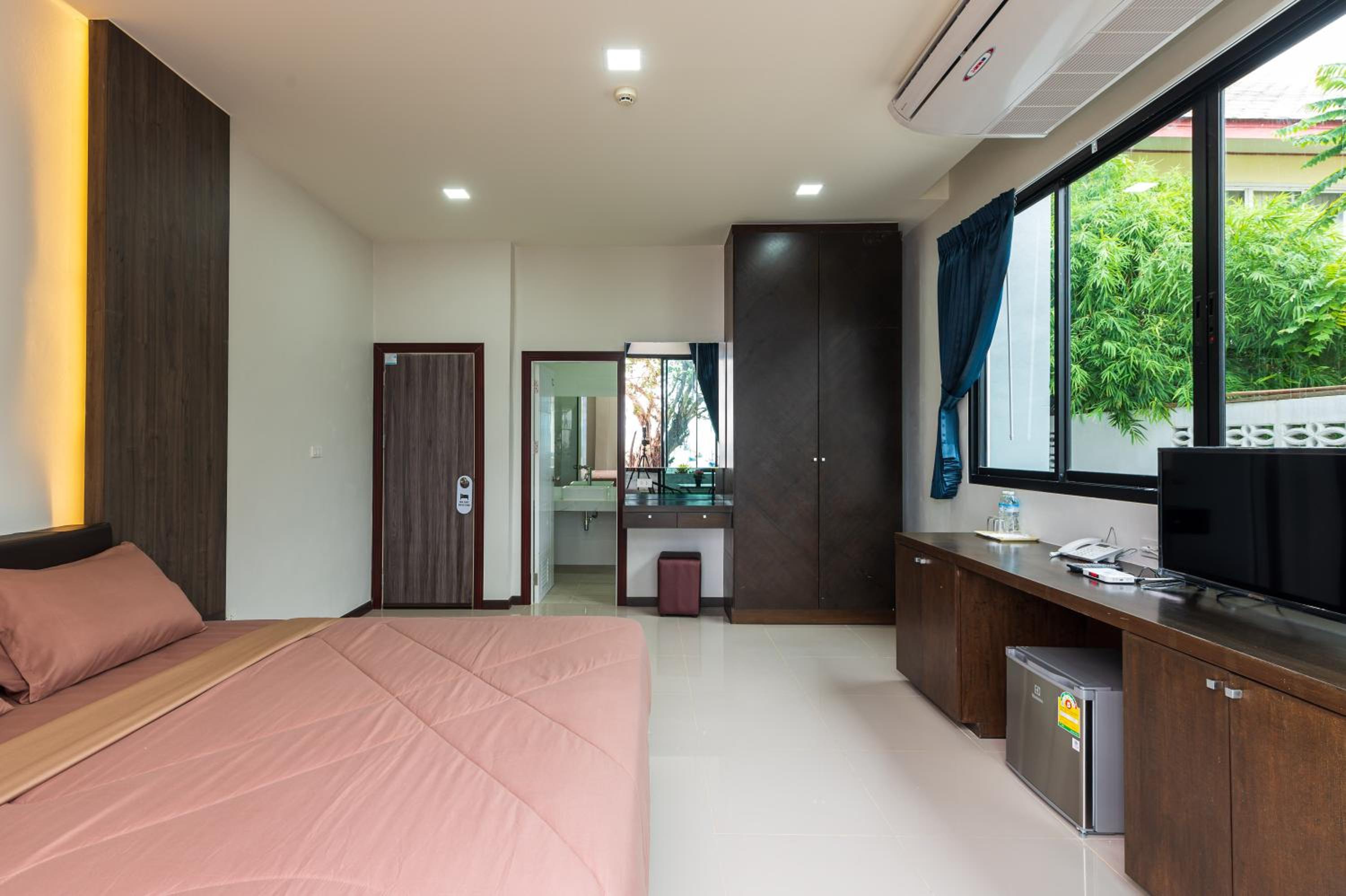 Double Room with Pool View - Photo 8