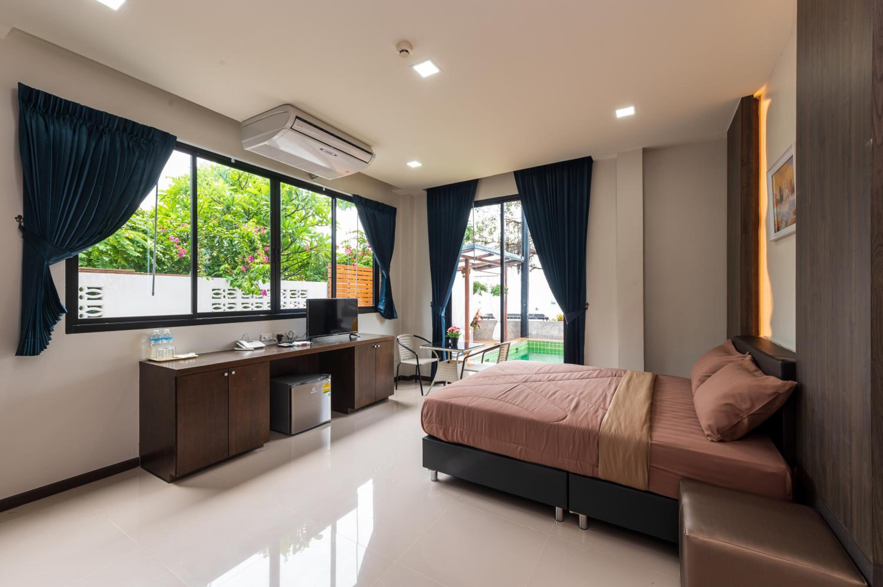 Double Room with Pool View - Photo 10
