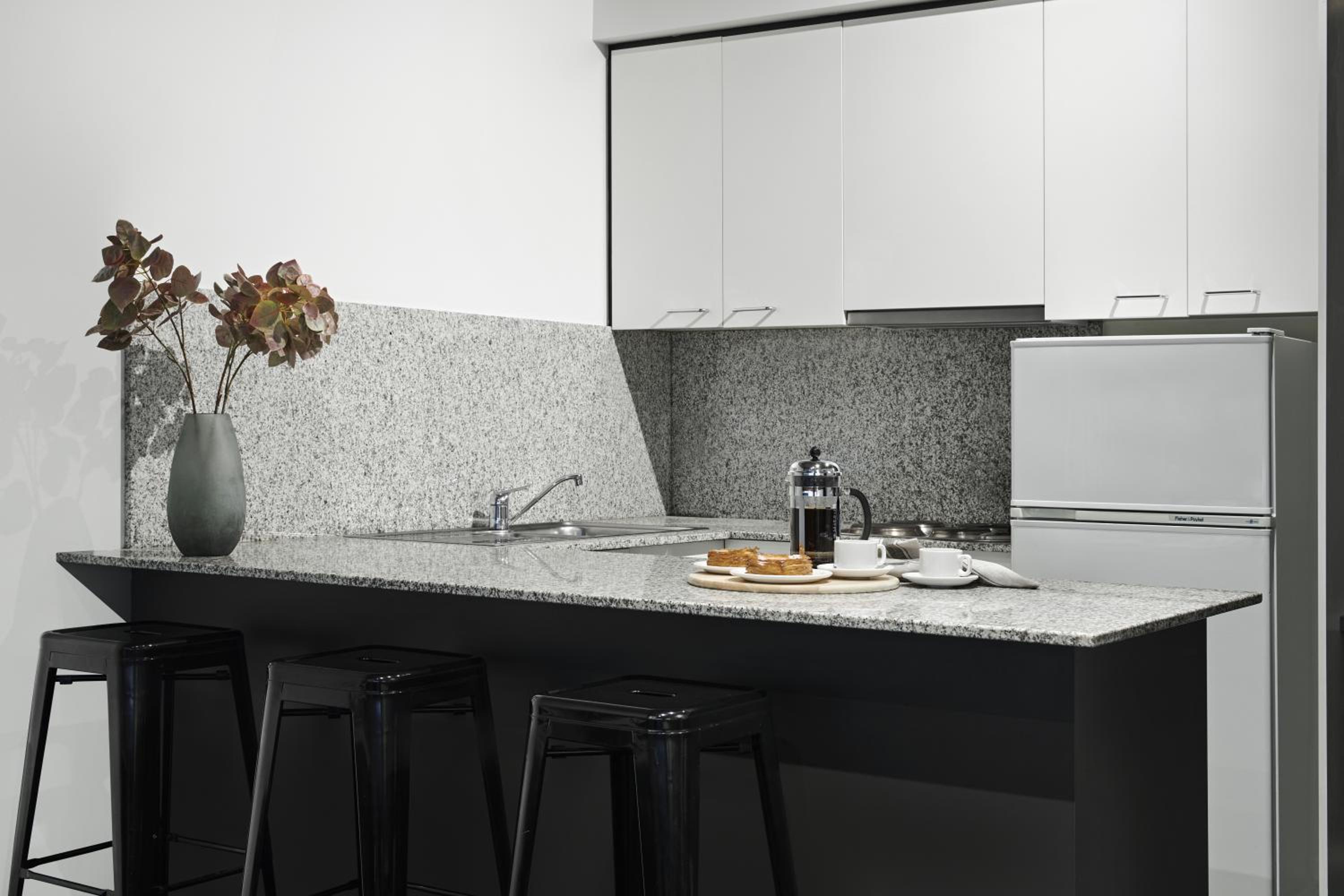 Superior One Bedroom Apartment - Photo 3