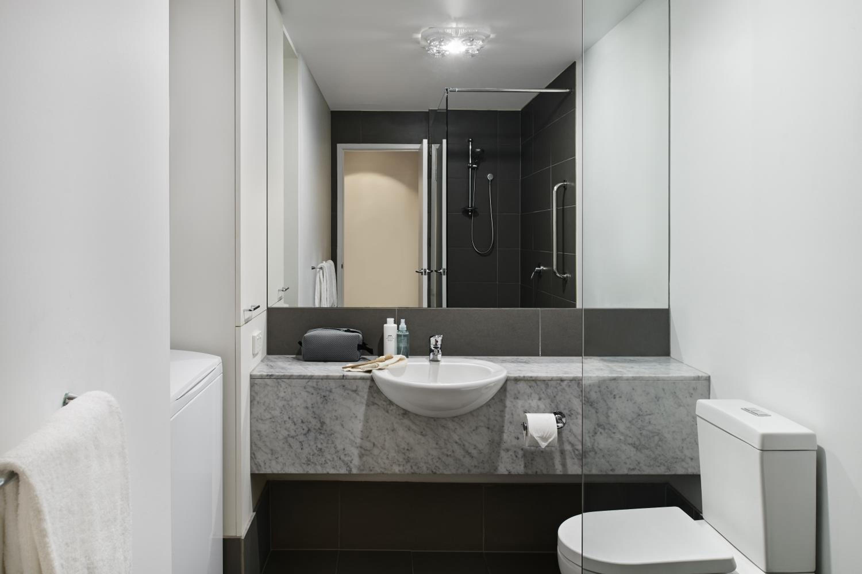 Superior One Bedroom Apartment - Photo 4