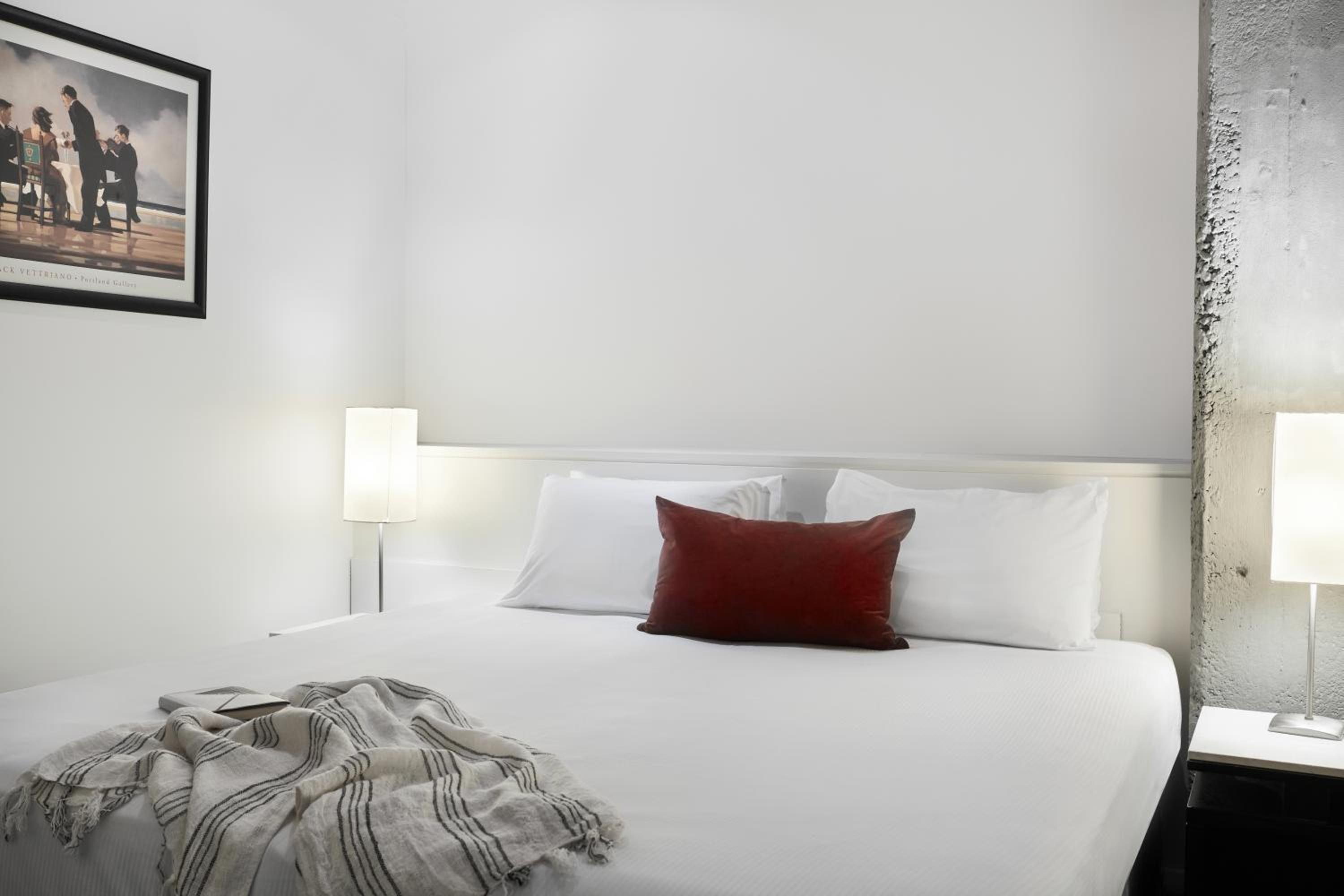 Superior One Bedroom Apartment - Photo 2