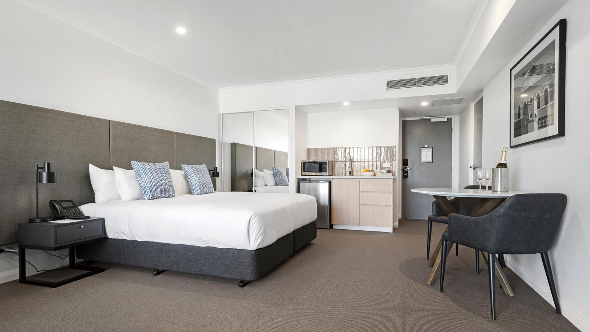 Two-Bedroom Suite - Dual Key - Photo 17