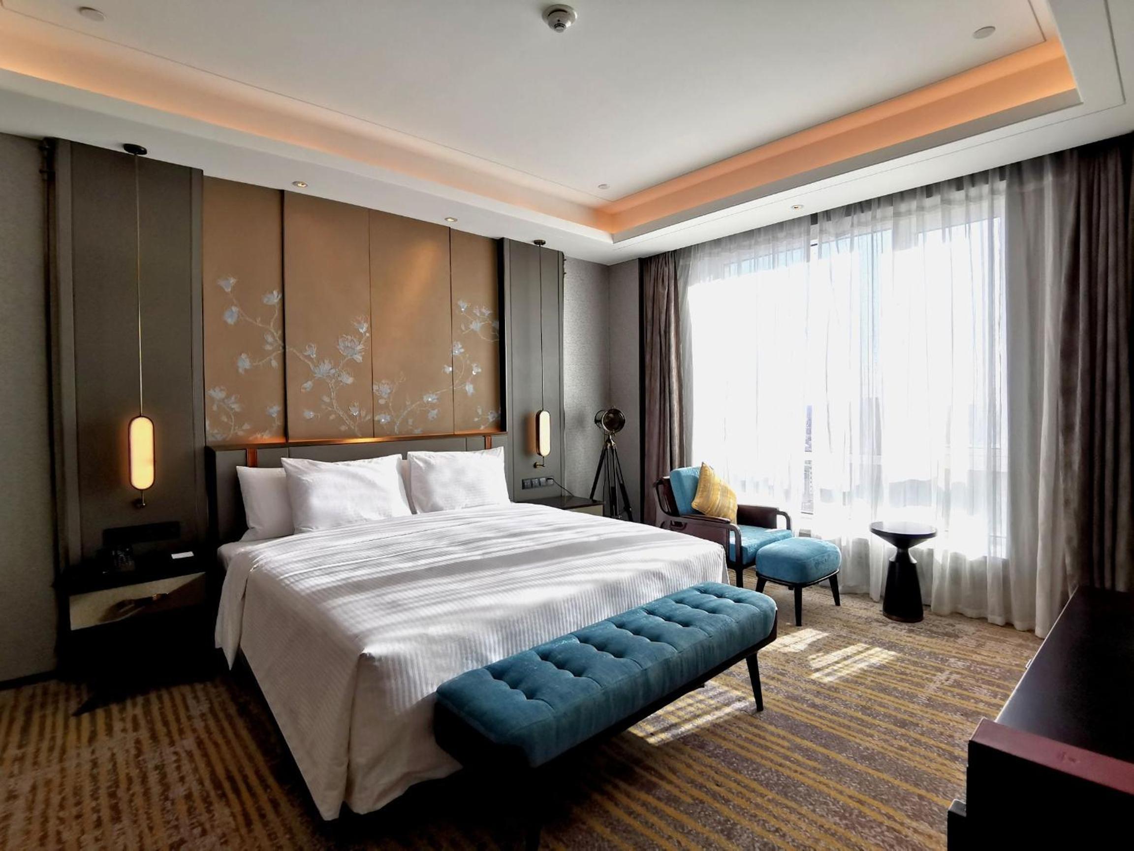 Executive Suite - Photo 2