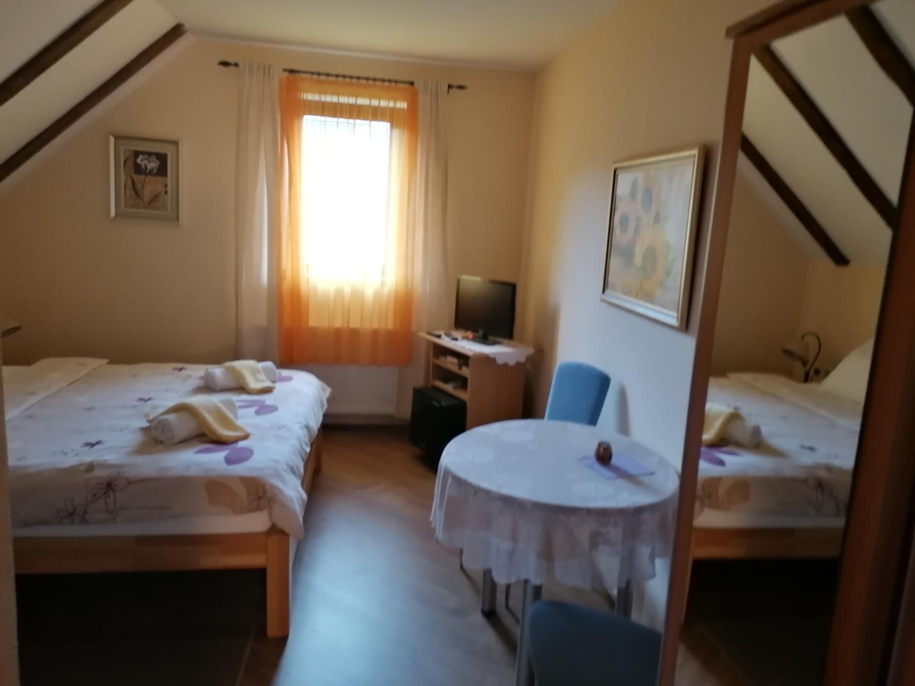 Double Room - Photo 7