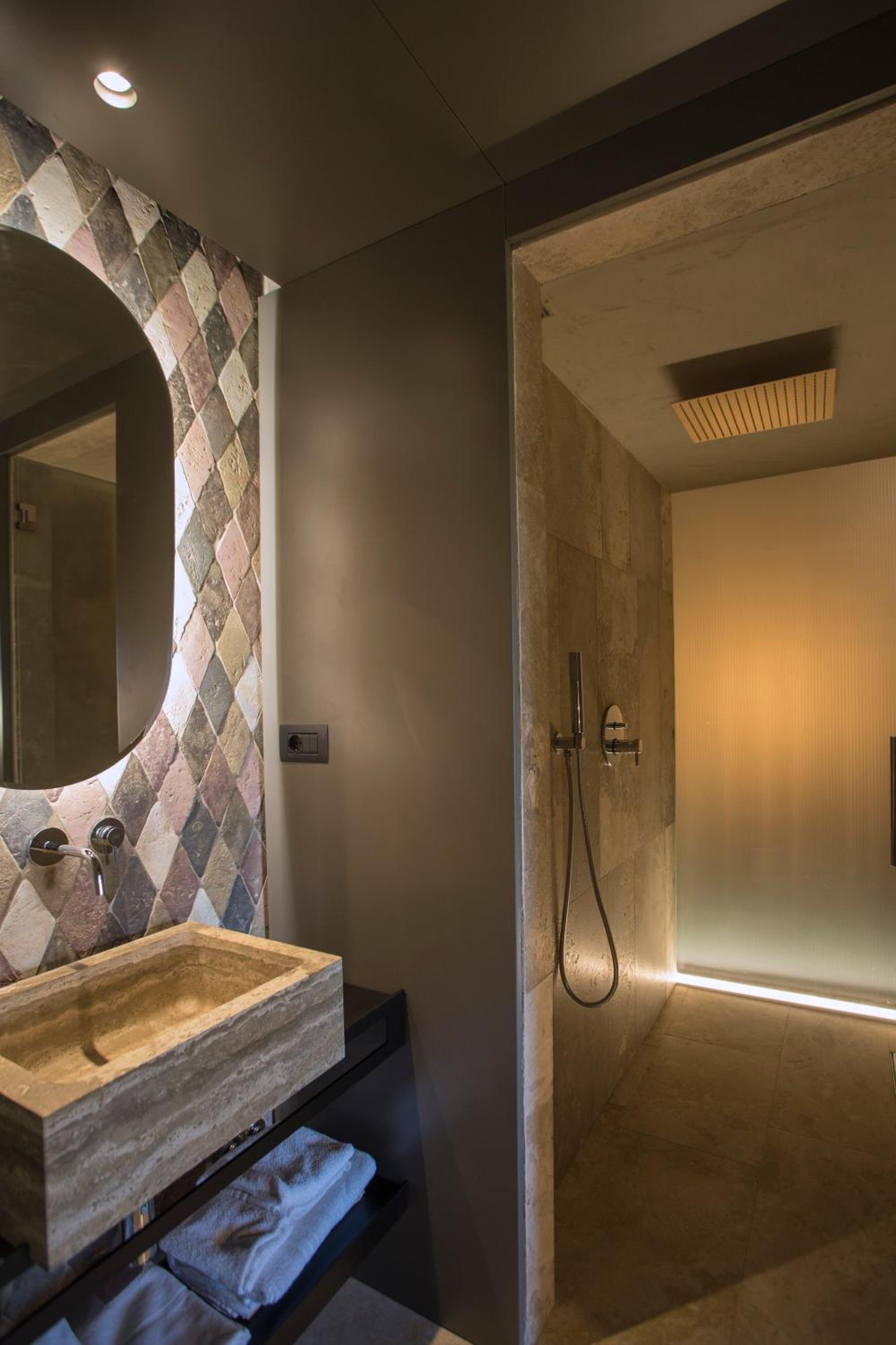 Suite - Photo 13