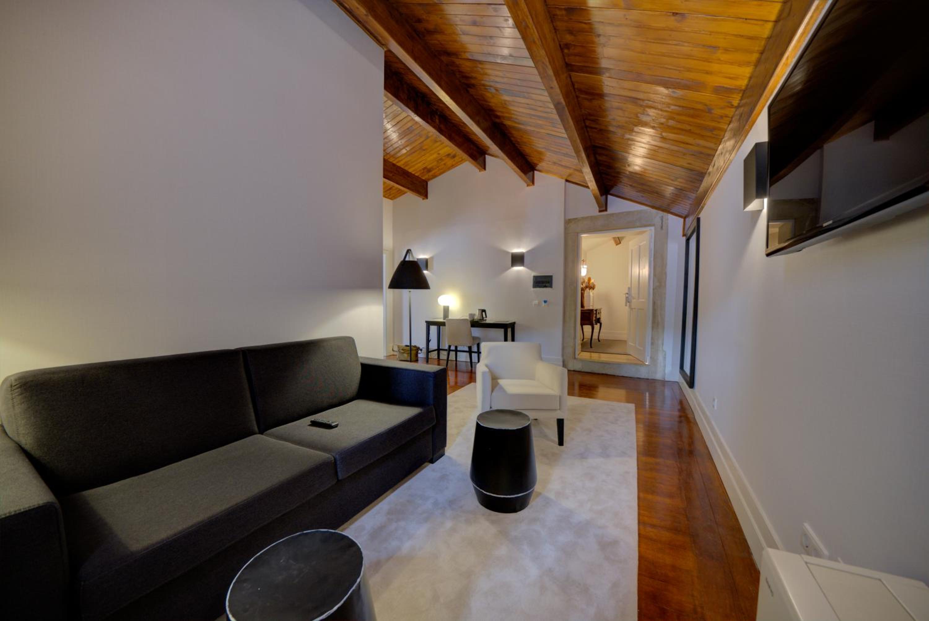 Superior Suite - Photo 9