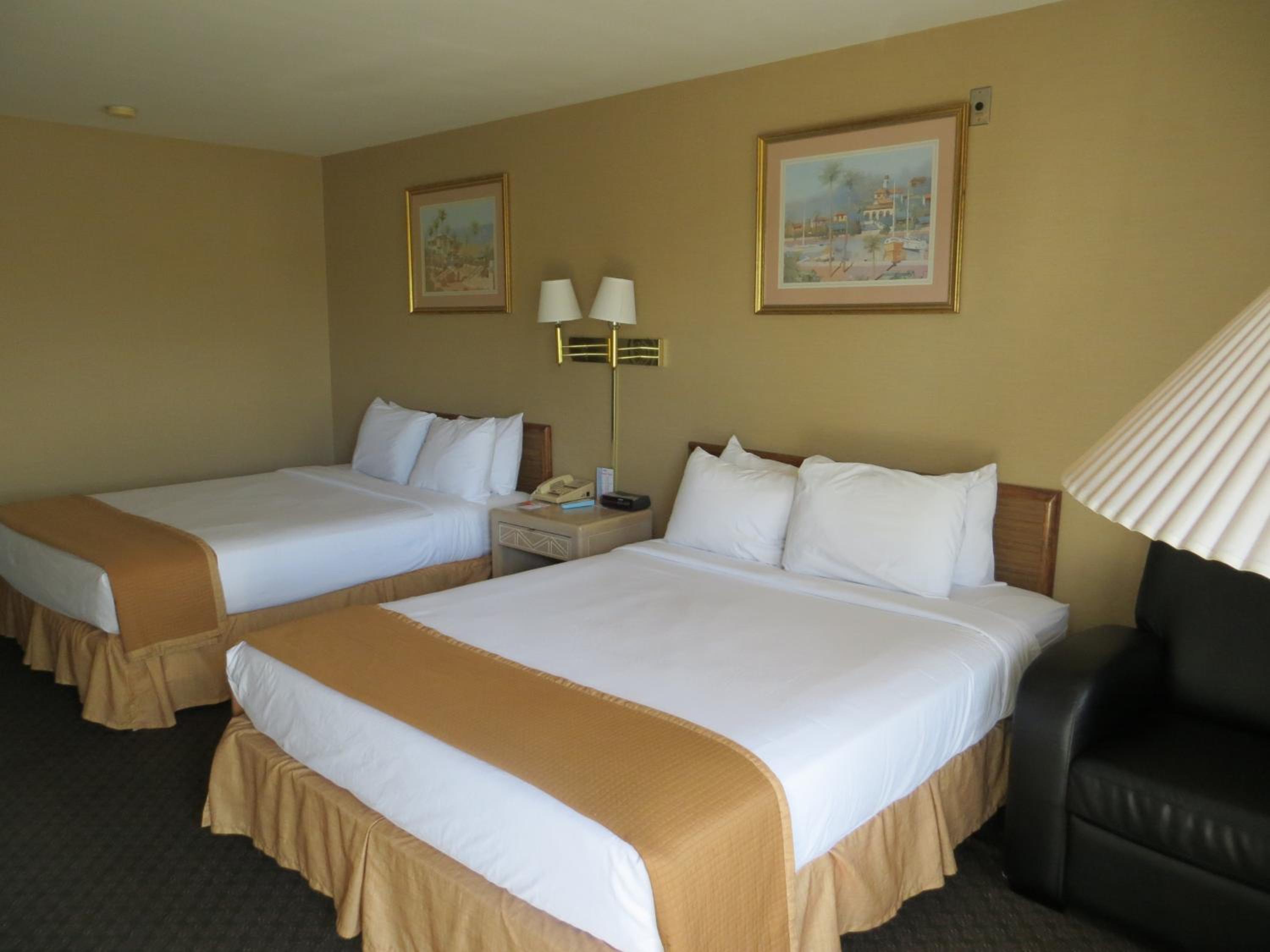 Queen Room with Two Queen Beds - Non-Smoking - Photo 3