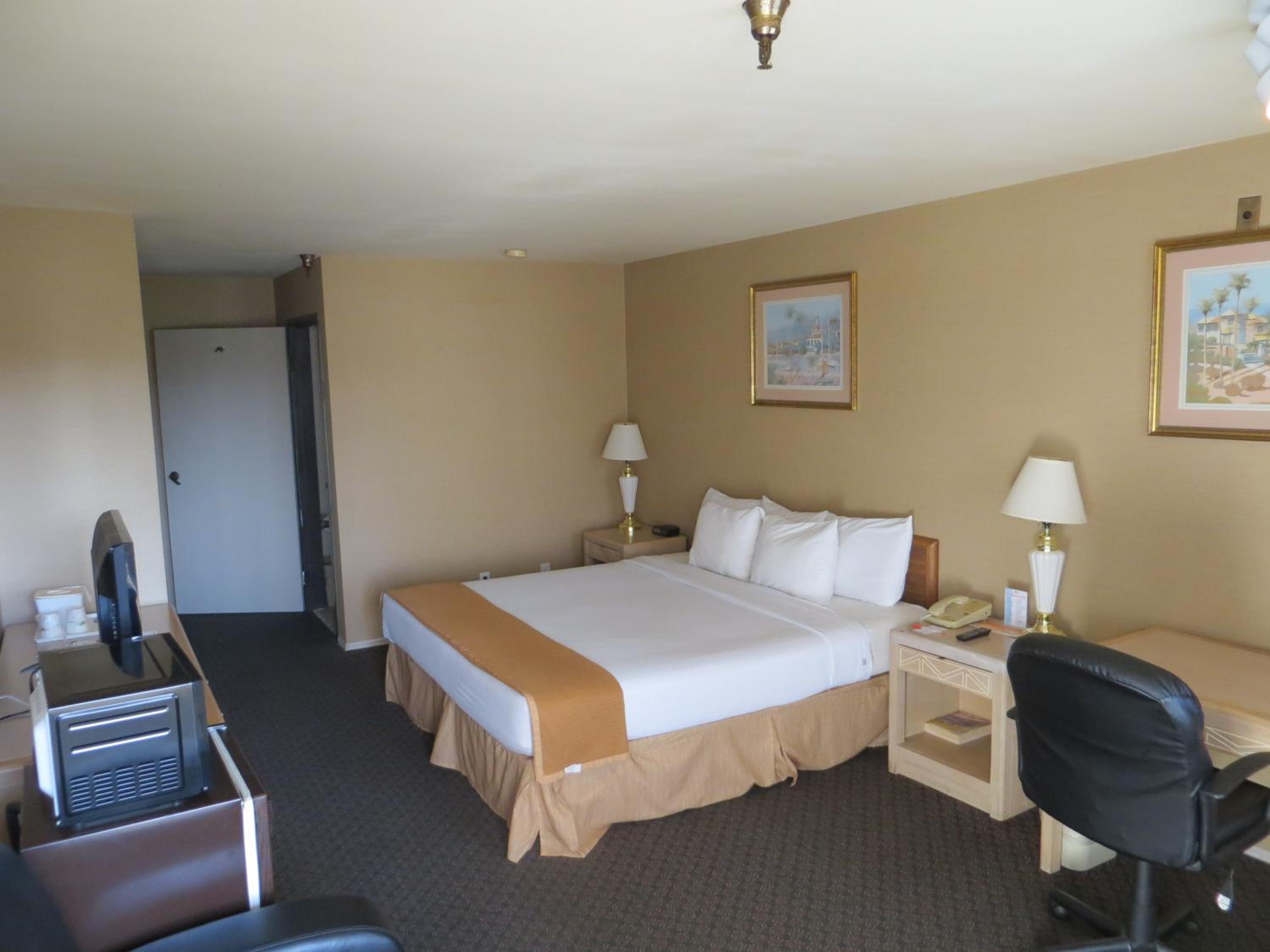 King Room - Non-Smoking - Photo 2