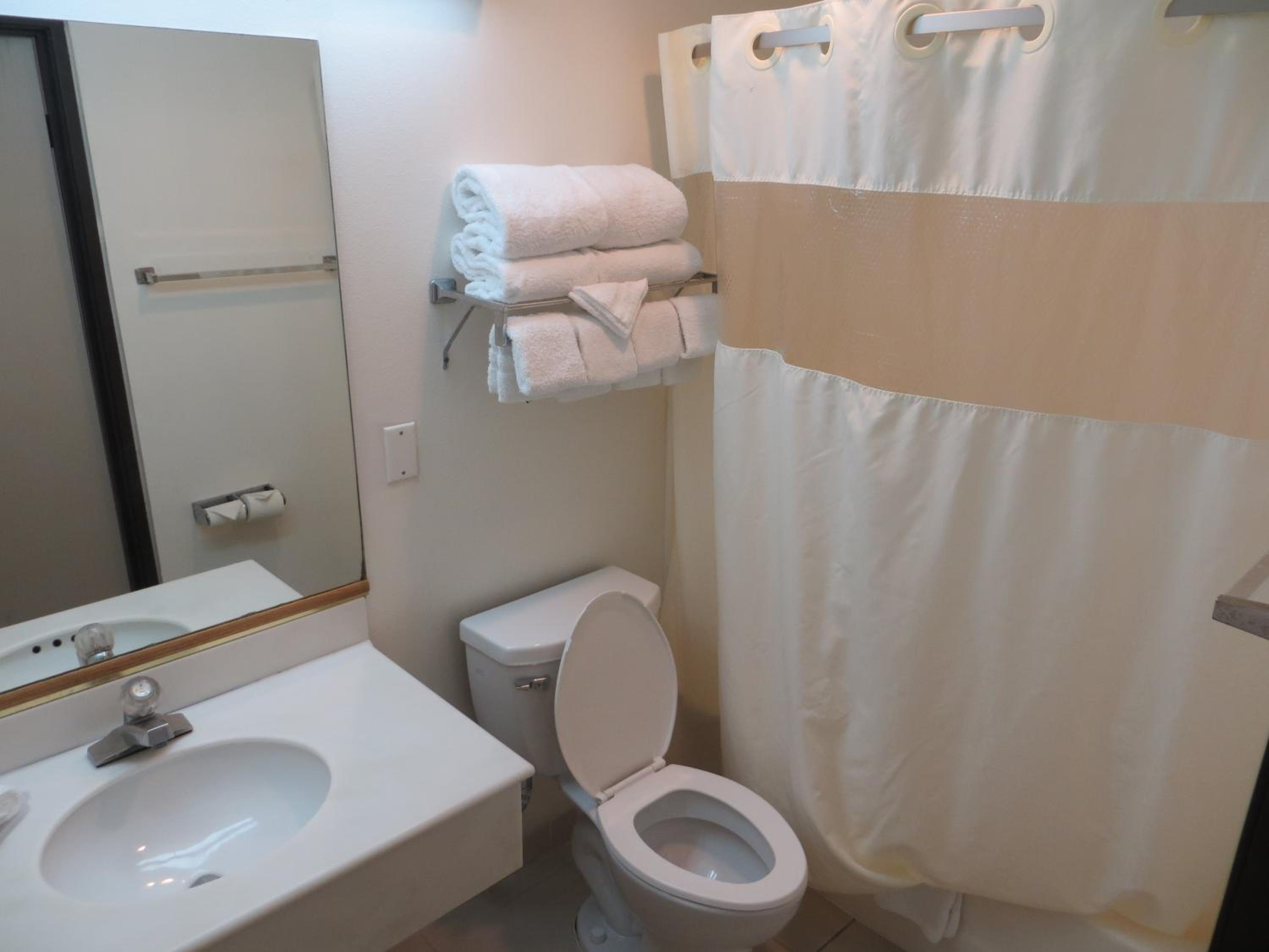 Queen Room with Two Queen Beds - Non-Smoking - Photo 2