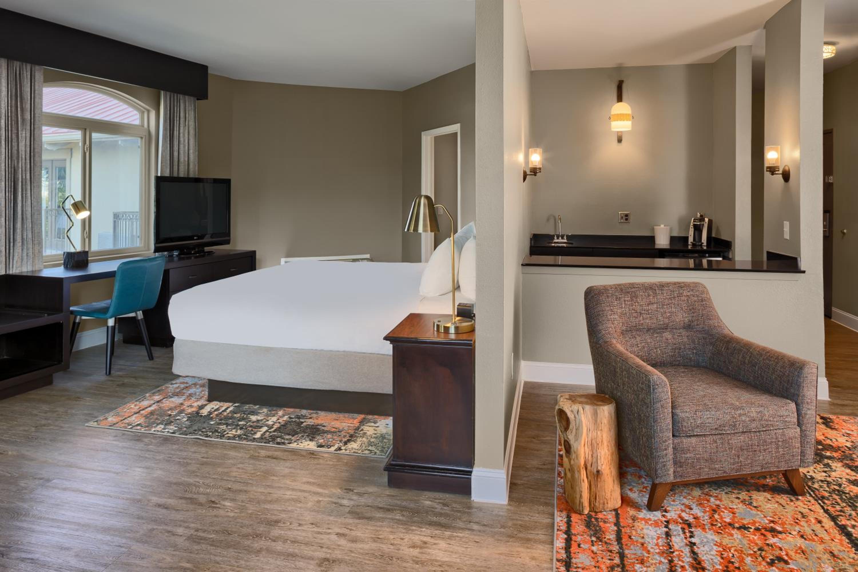 King Suite with Balcony - Photo 6
