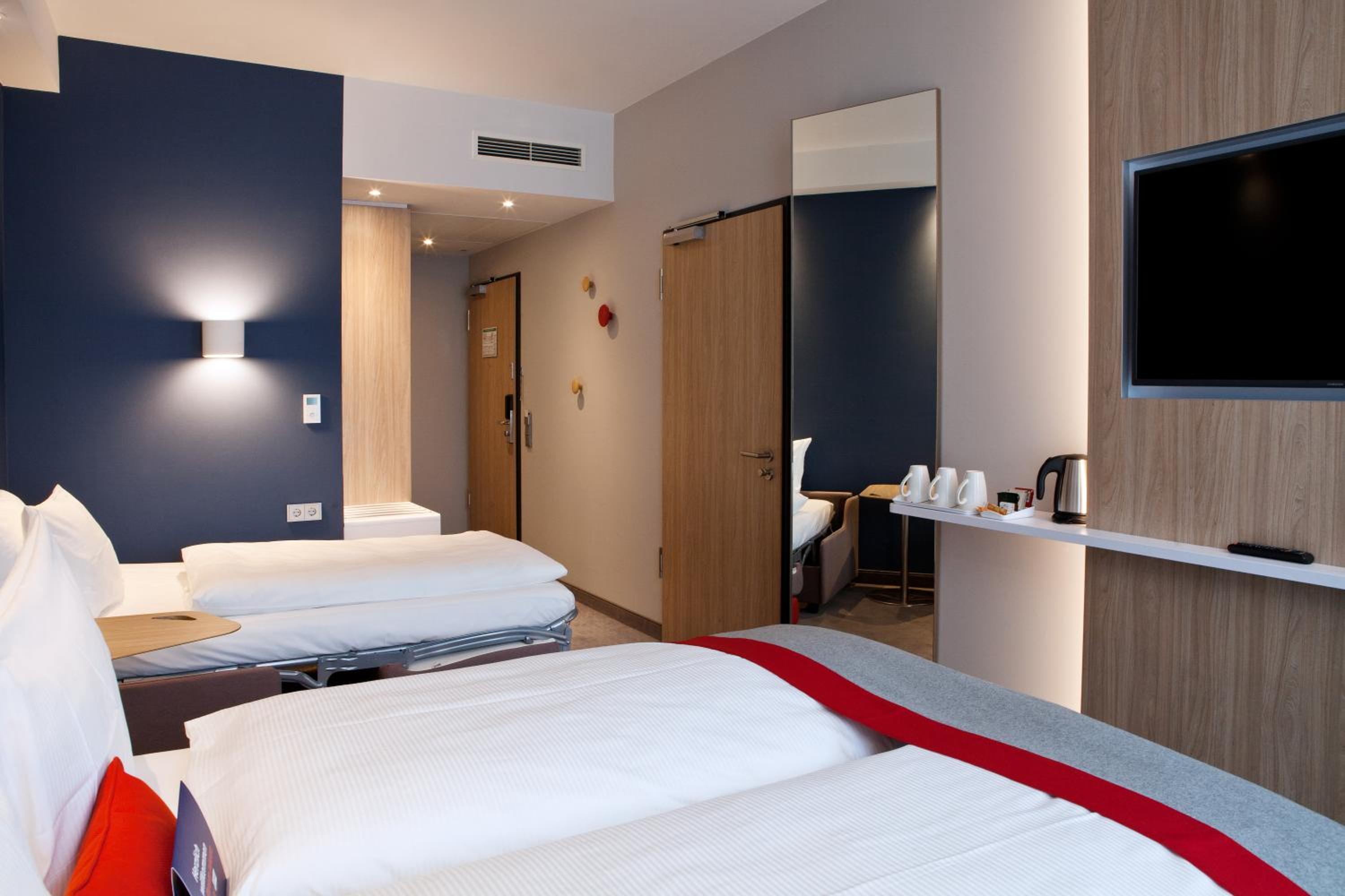 Standard Double Room with Sofa Bed and City View photo 2