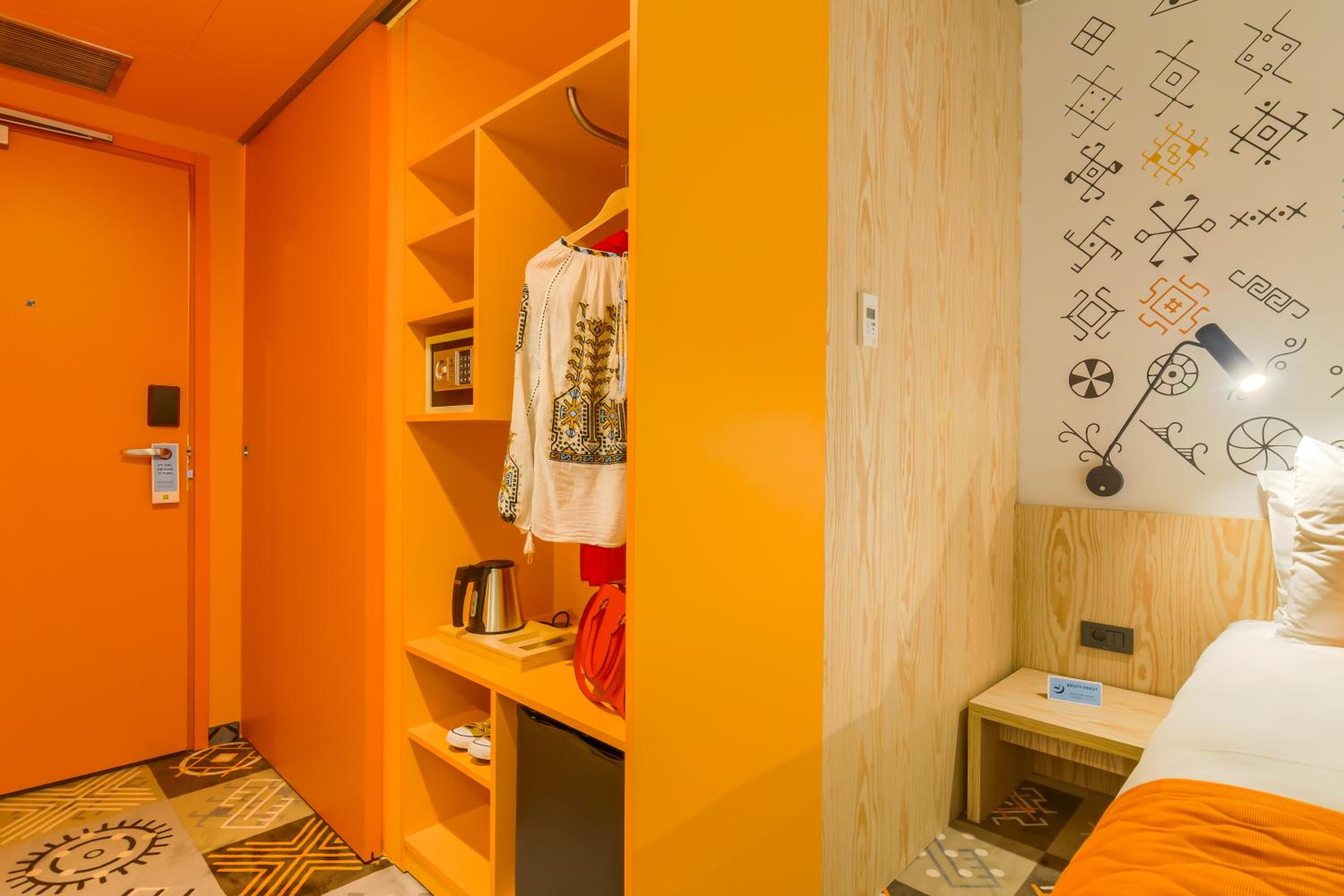 Standard Twin Room - Photo 8