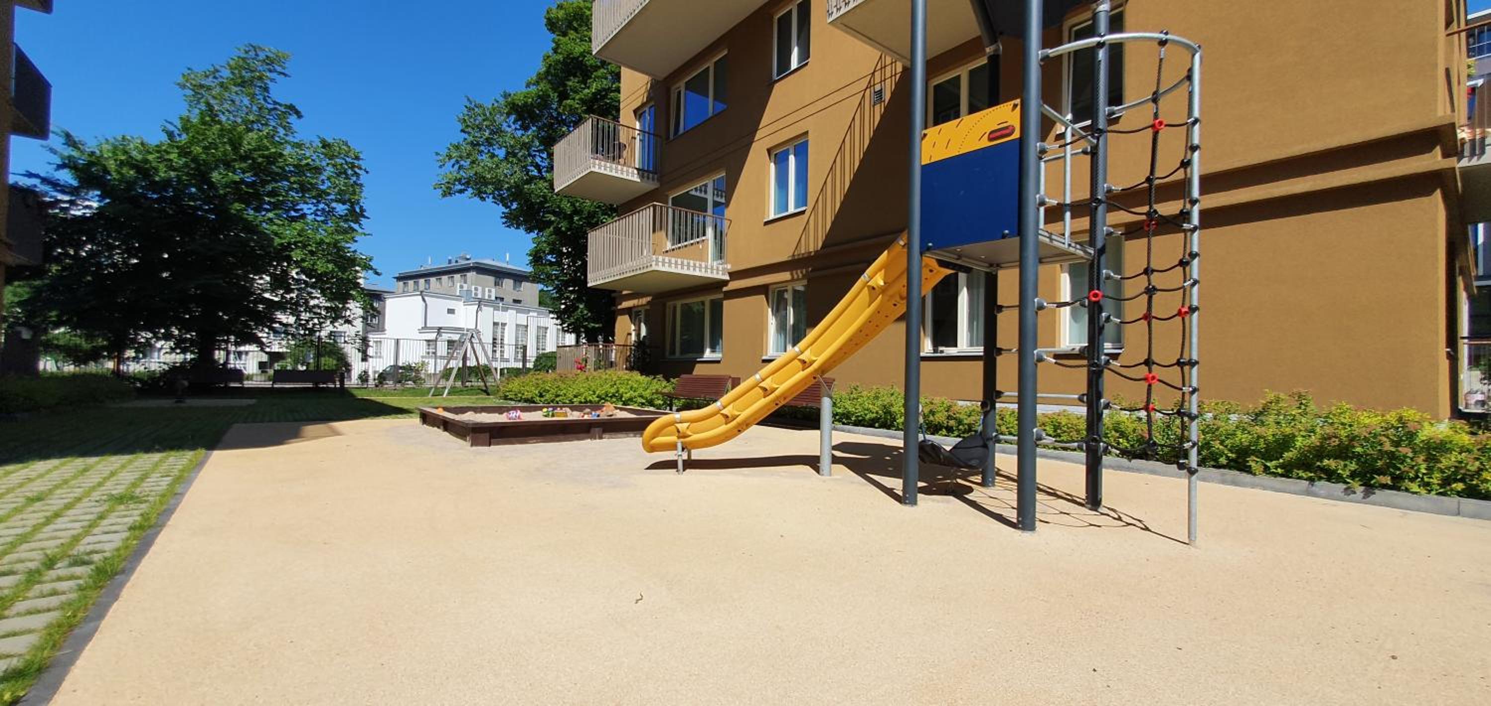 Apartment with Balcony - Photo 7