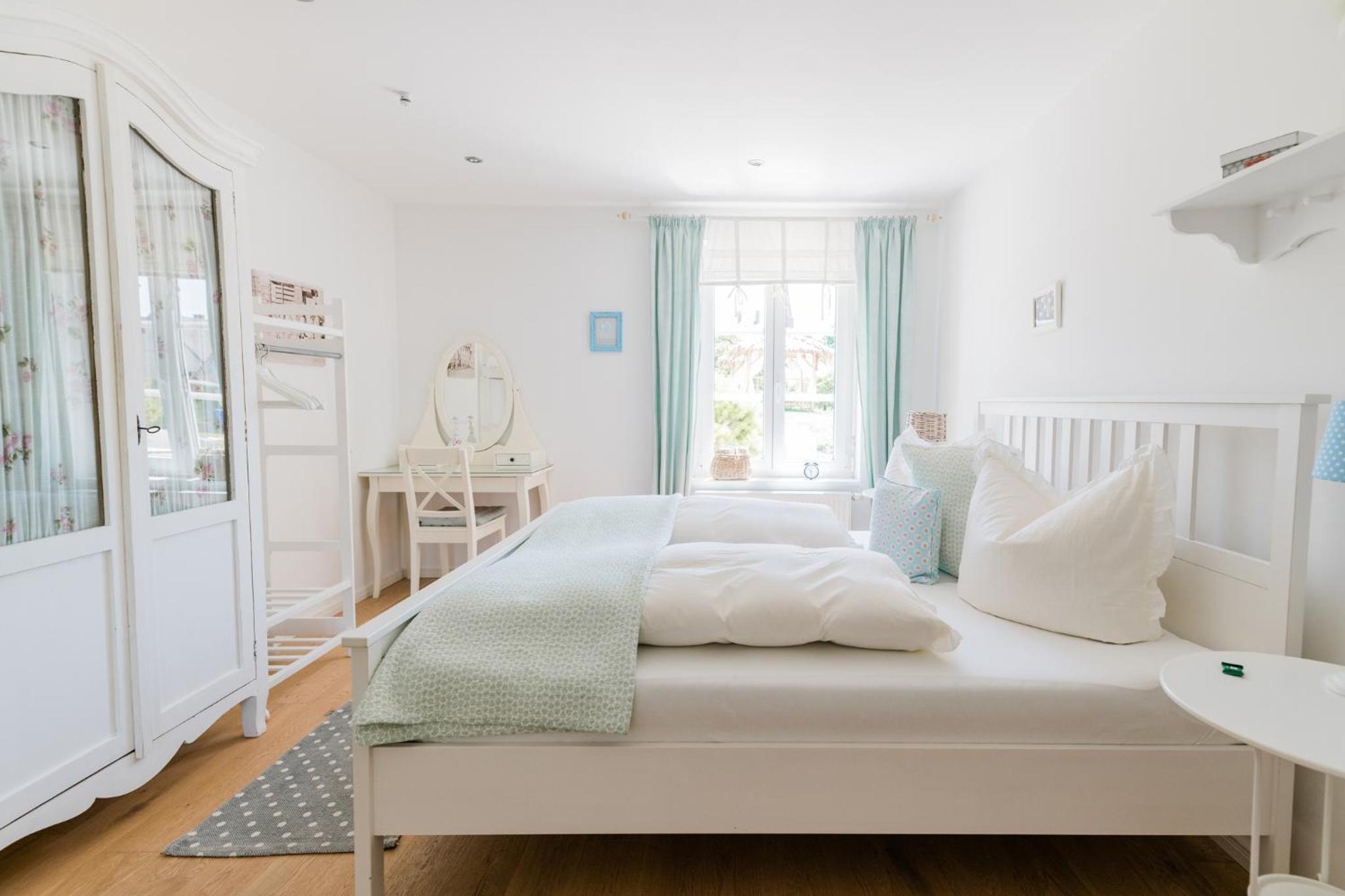 One-Bedroom Apartment - Photo 1