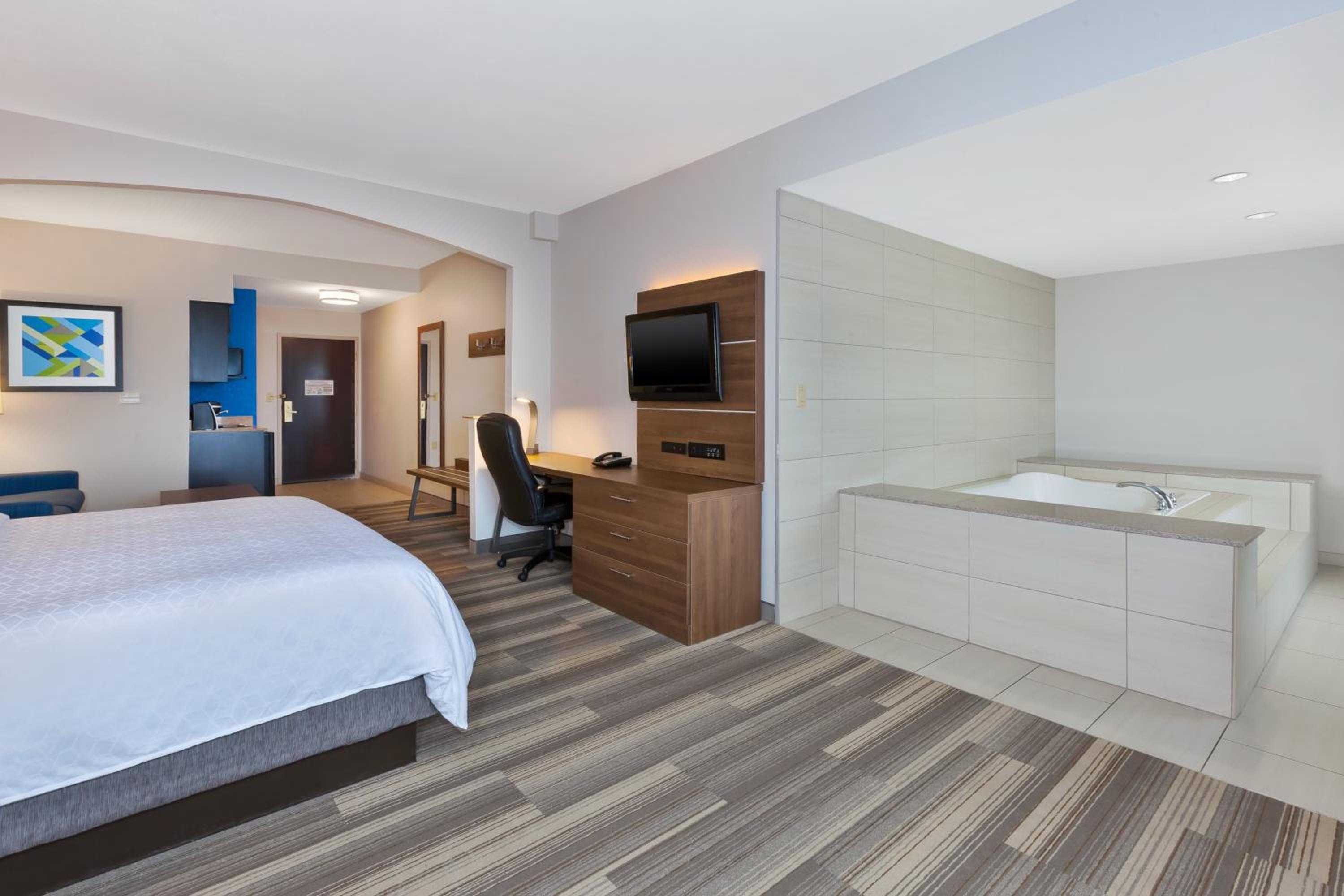 King Suite - Photo 2