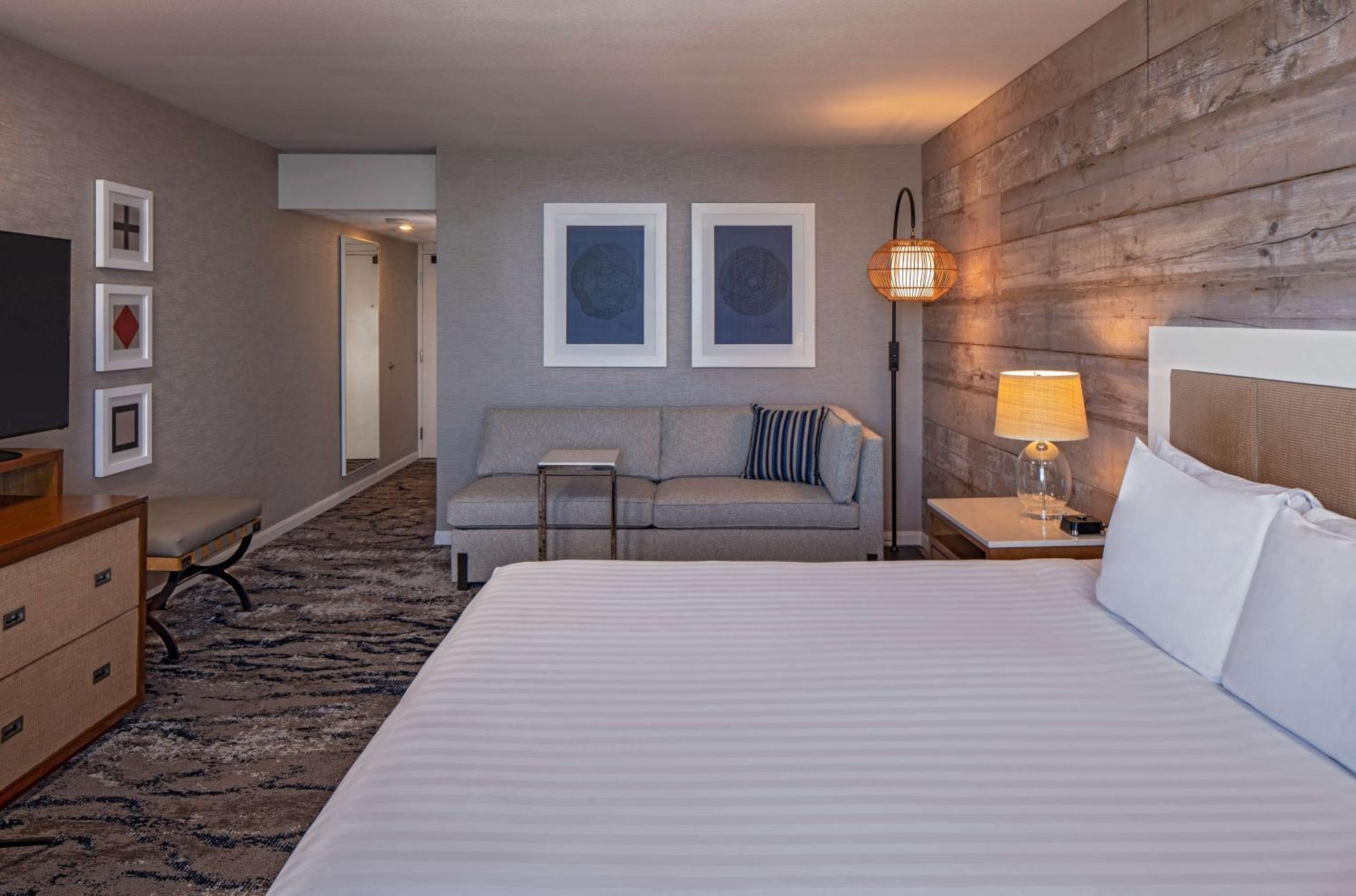 King Room with Balcony - Photo 7
