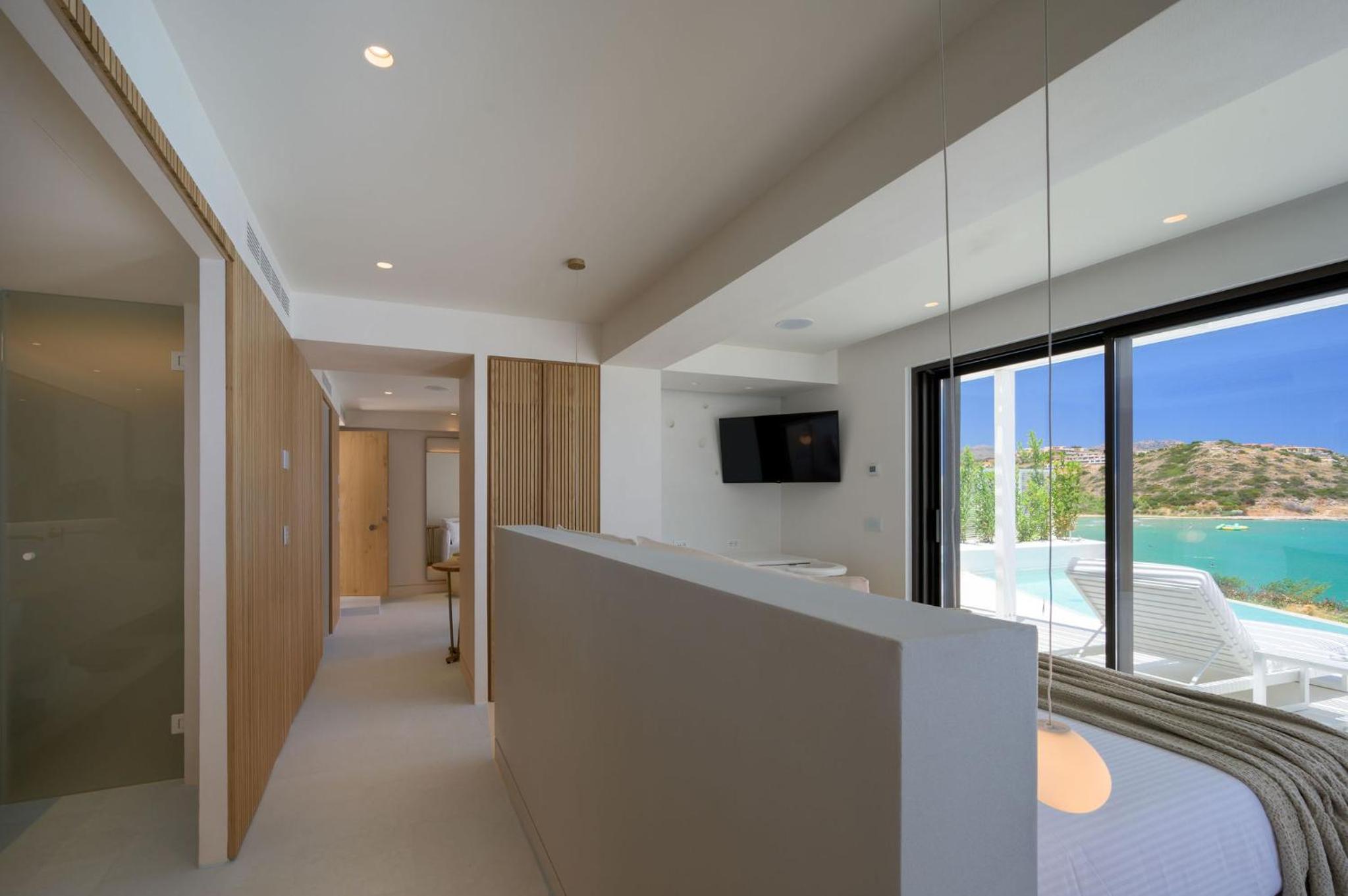 Front Sea View Grand Suite with Private Heated Pool photo 3