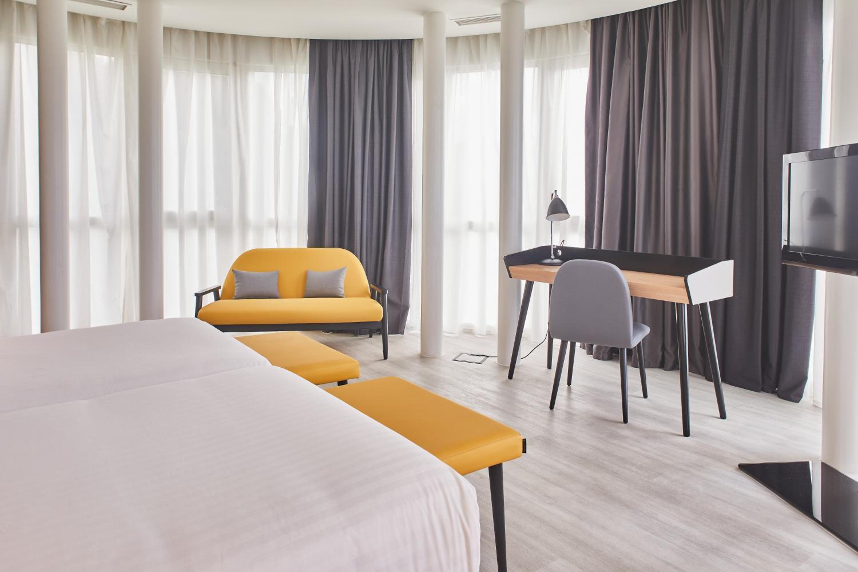 Deluxe Double Or Twin Room With Sea View - Photo 14