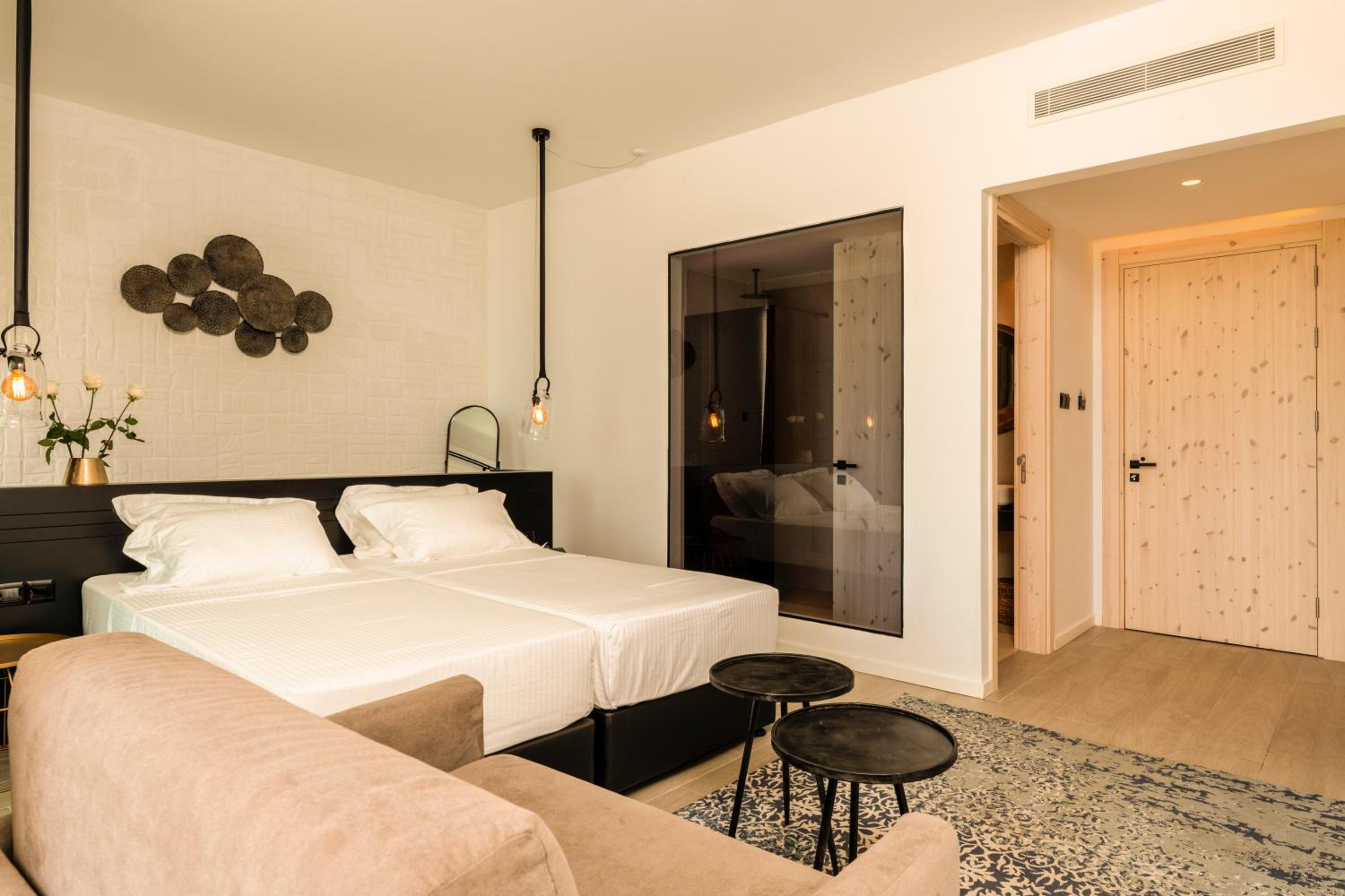 Suite with Balcony (2 Adults + 1 Child)  photo 3