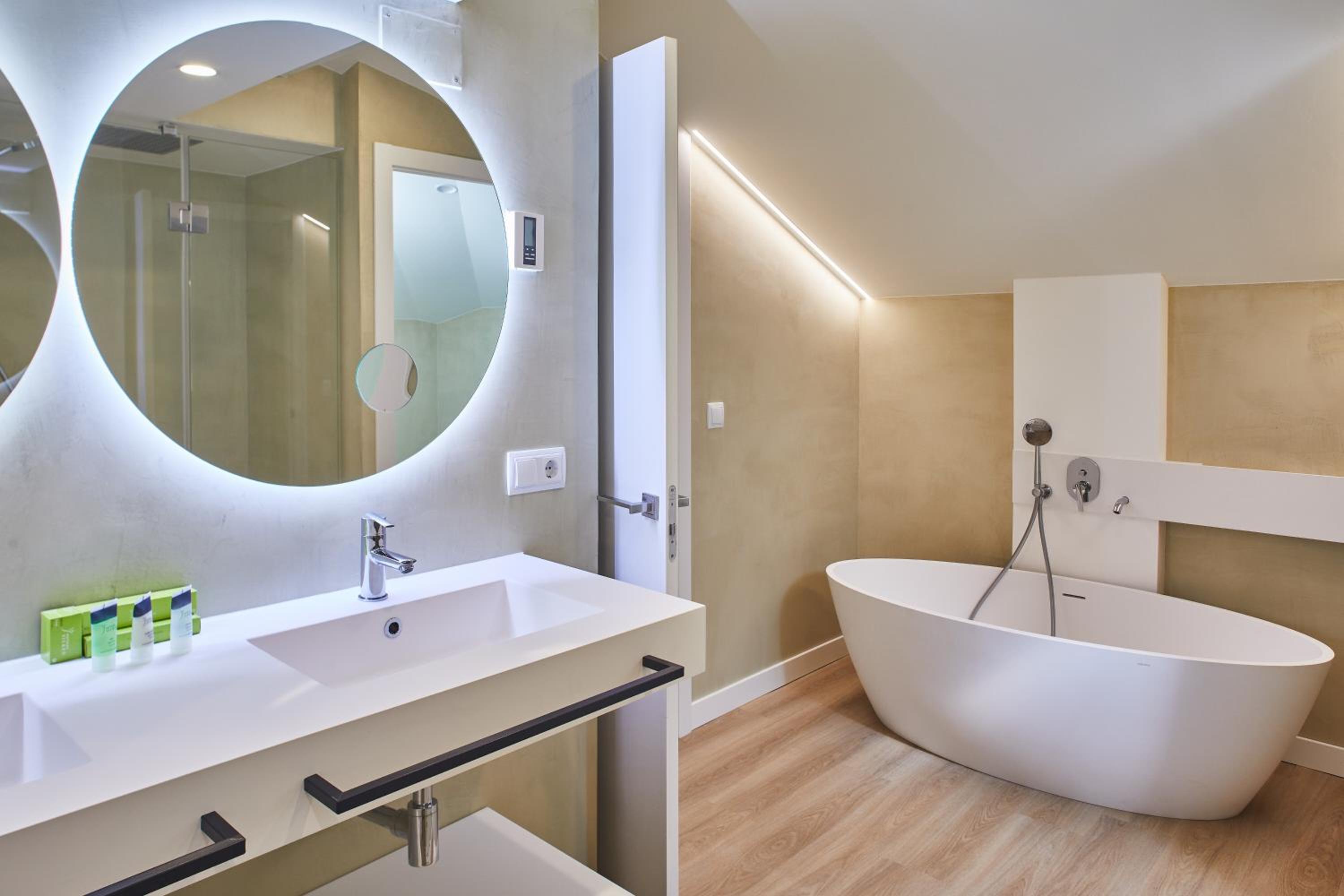 Deluxe Double Or Twin Room With Sea View - Photo 4