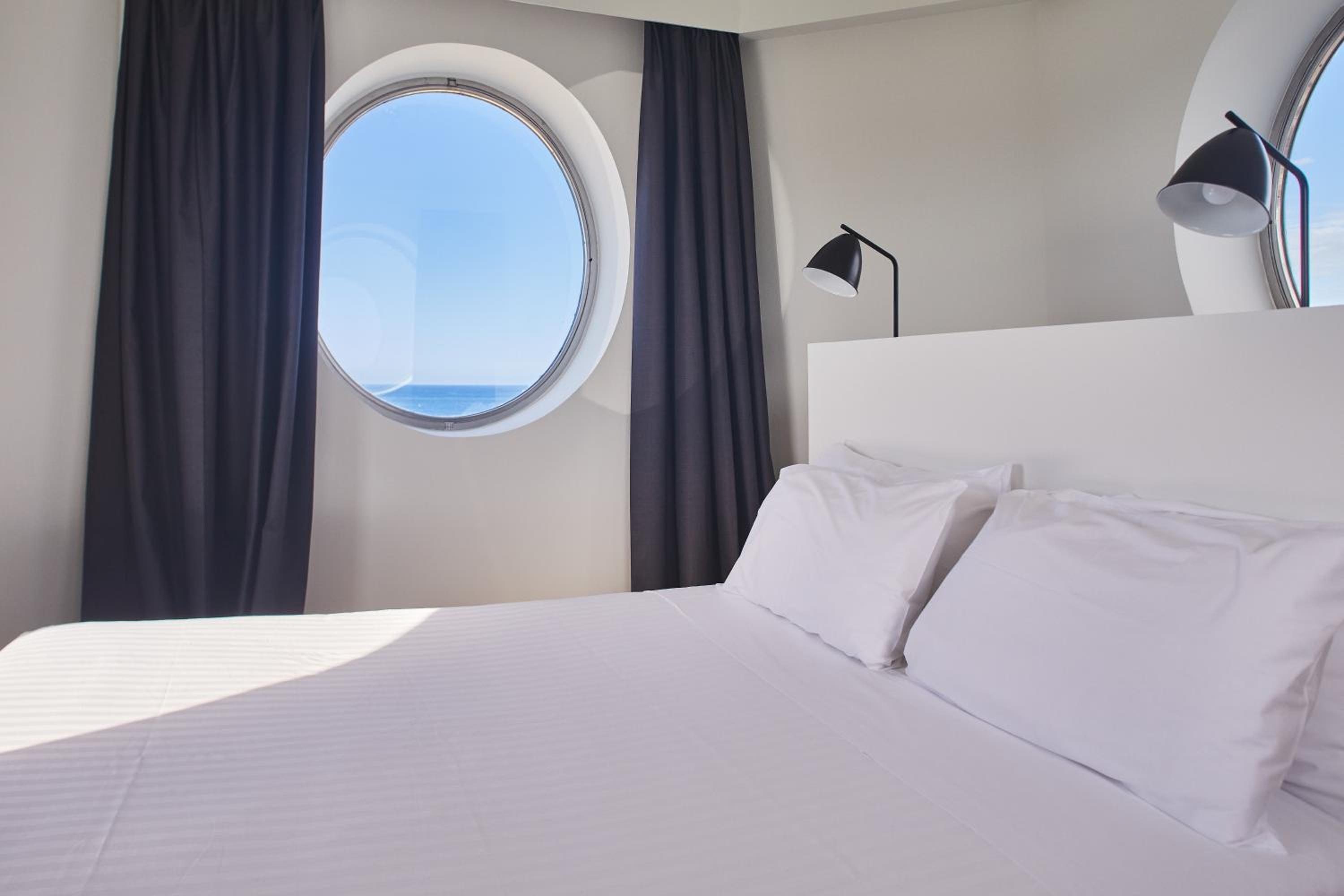Deluxe Double Or Twin Room With Sea View - Photo 15
