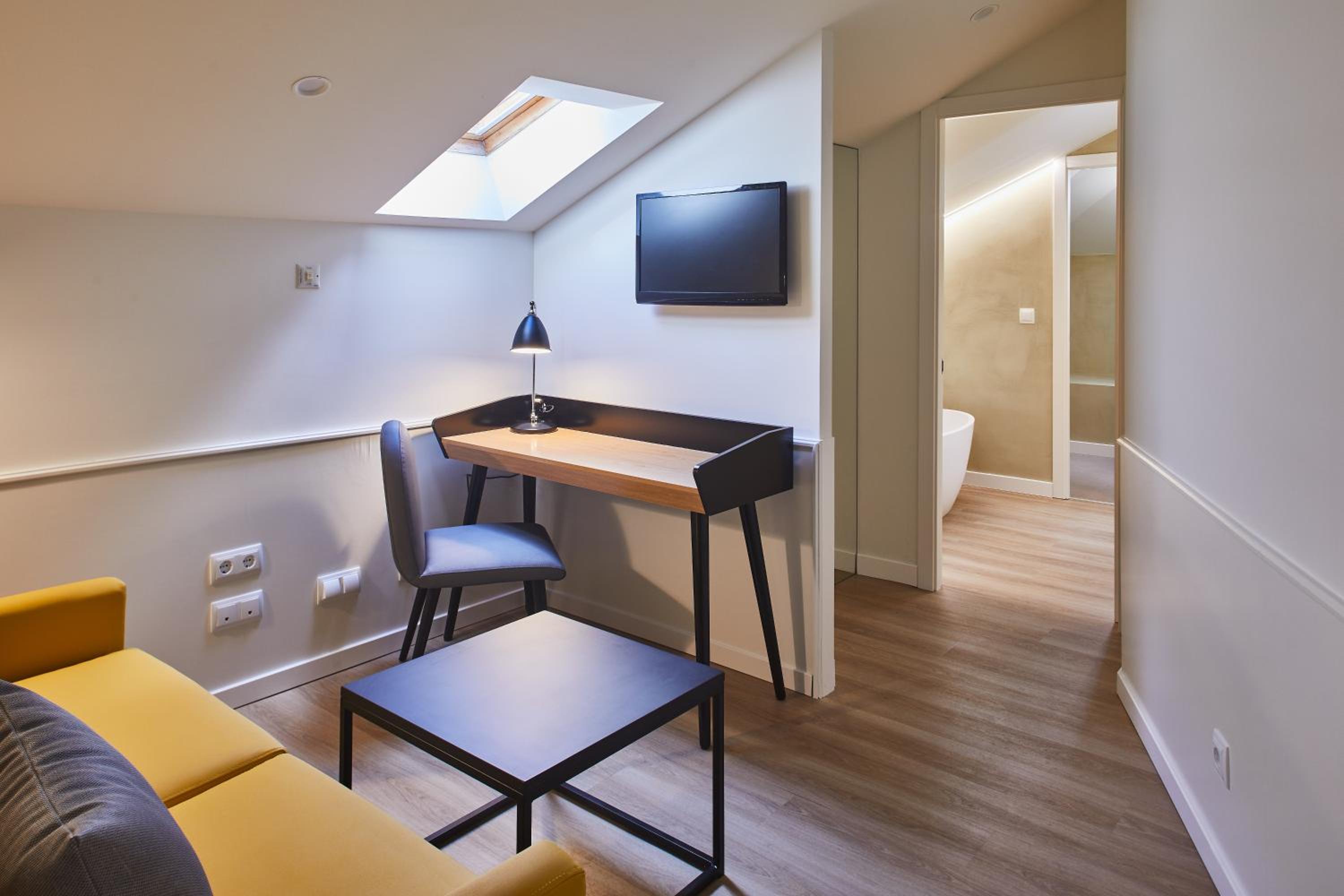 Deluxe Double Or Twin Room With Sea View - Photo 19
