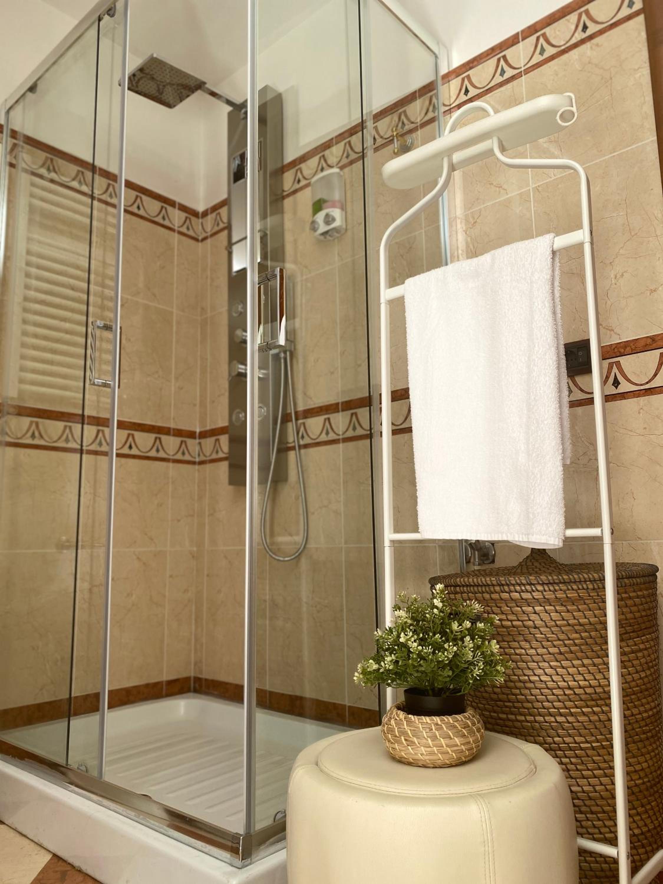 Deluxe Room with Shared Bathroom photo 3