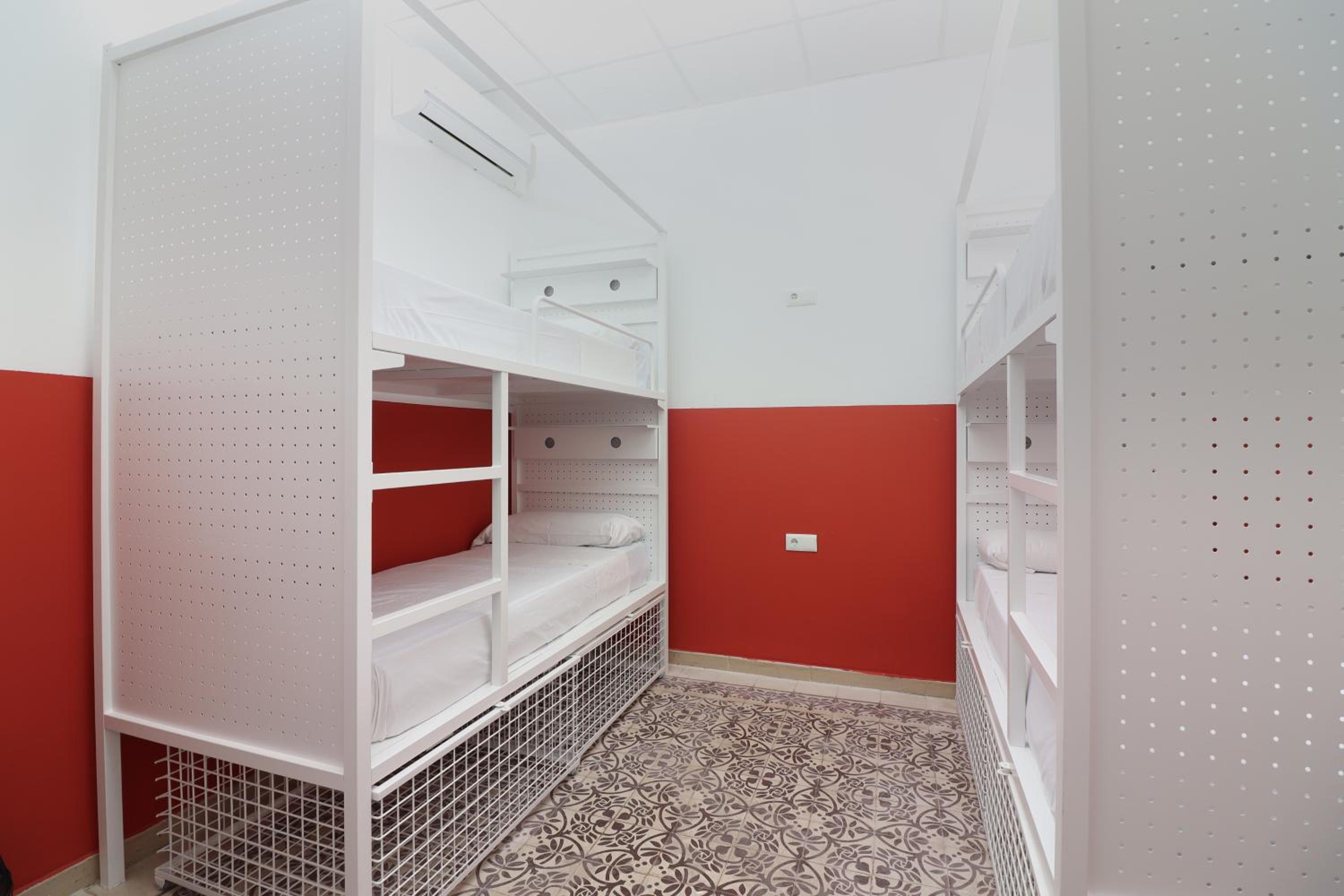 Cama en Habitación Compartida Femenina de 8 Camas