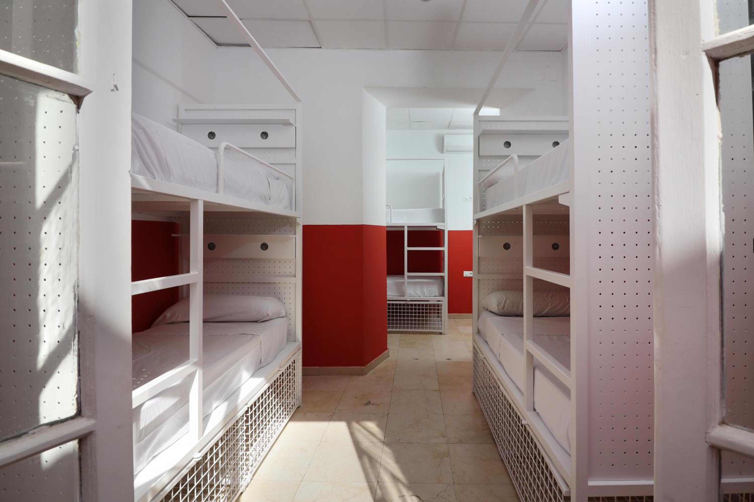 Cama en Habitación Compartida Femenina de 6 Camas
