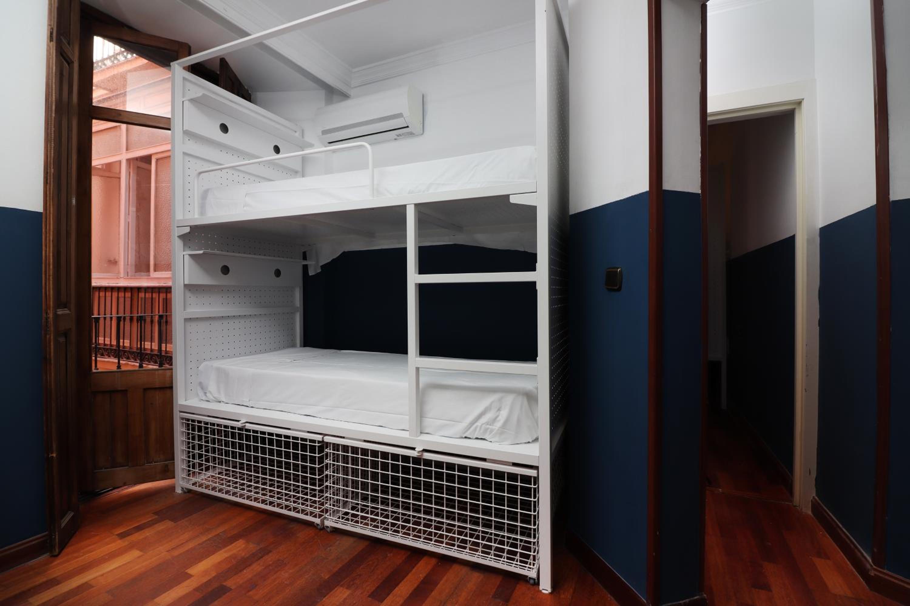 Cama en Dormitorio Mixto de 12 Camas con Baño Privado.