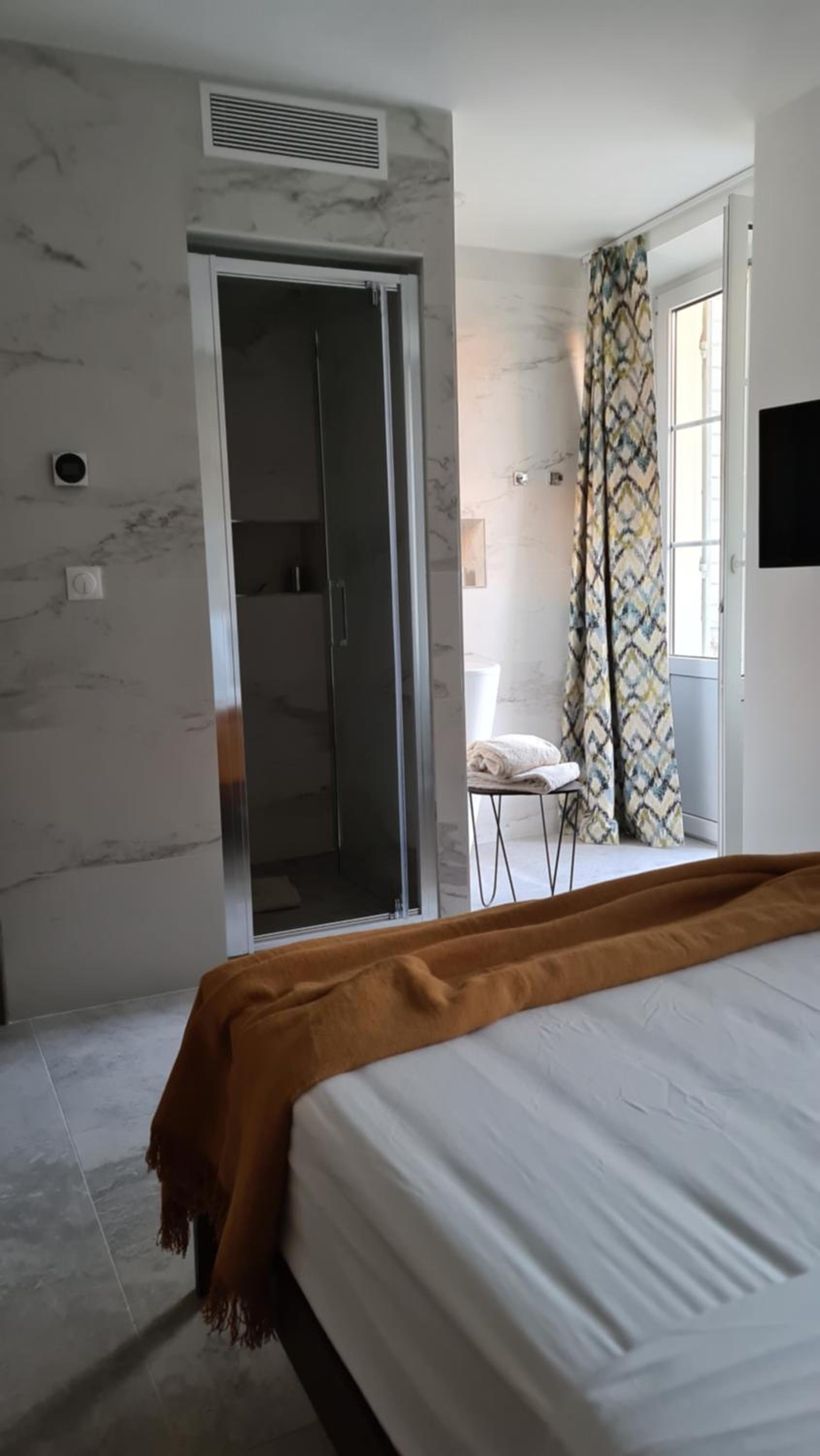 Suite with Balcony - Photo 6