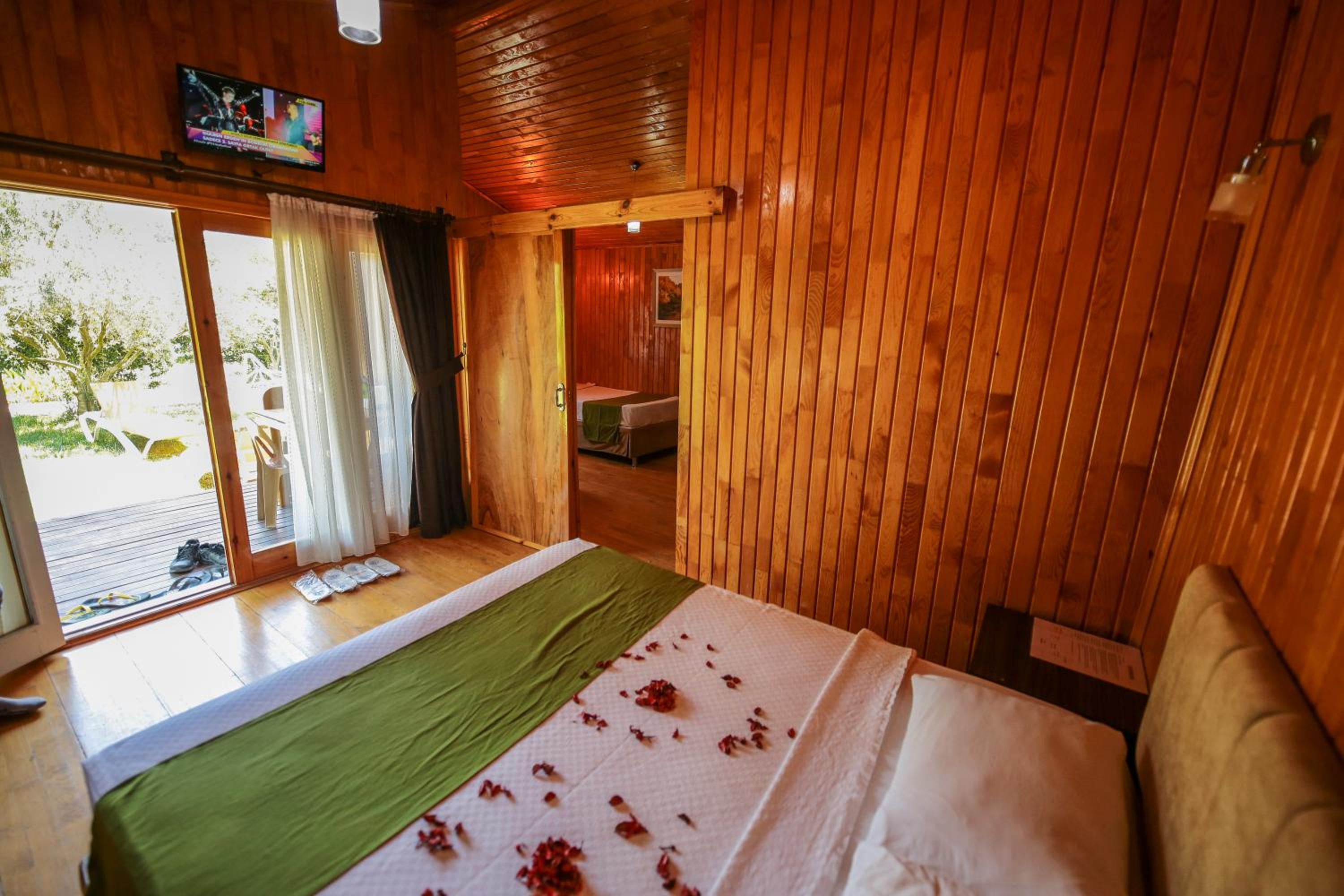 Bungalow (2 Adults) photo 3