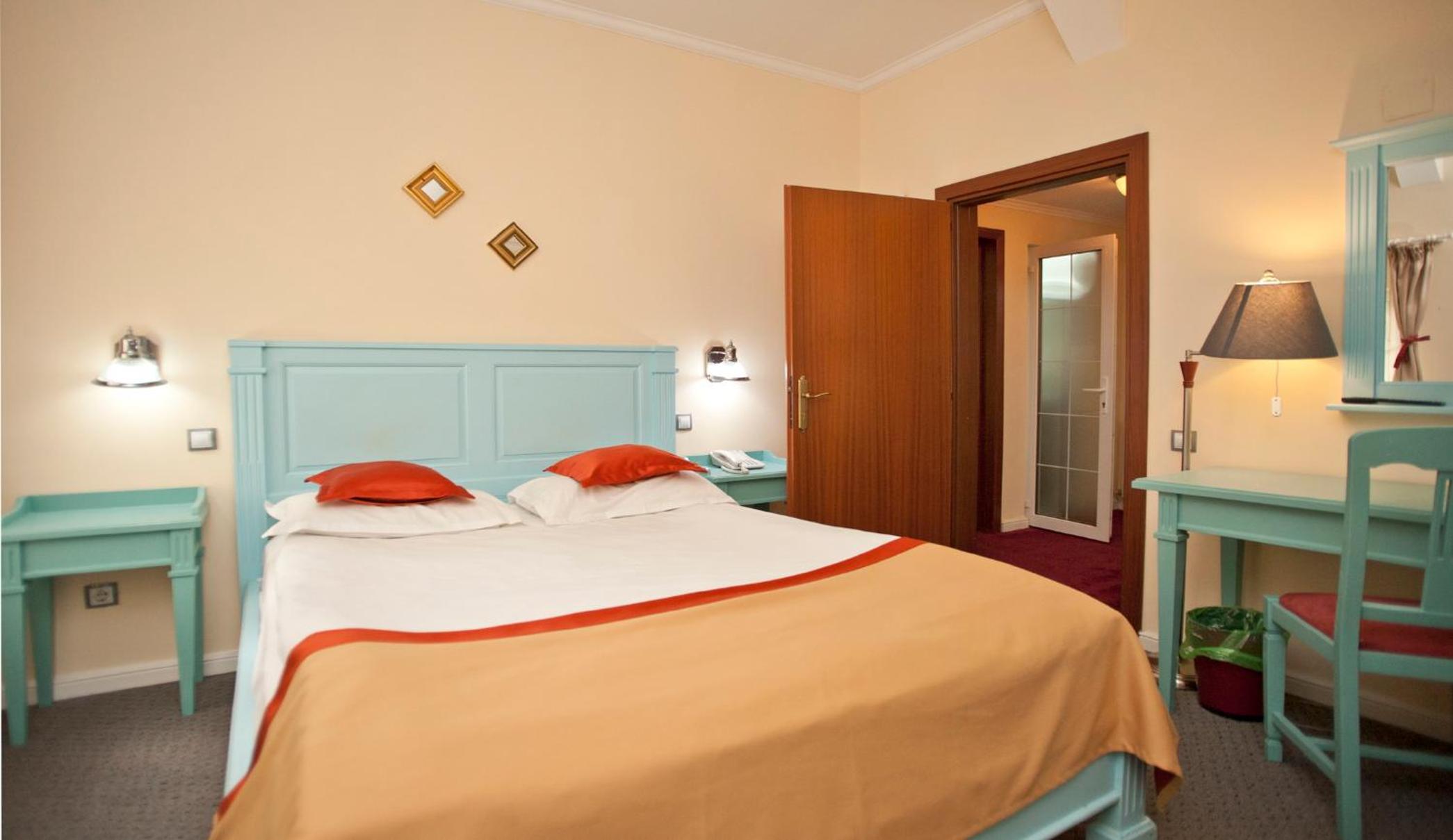 Two-Bedroom Suite - Photo 7