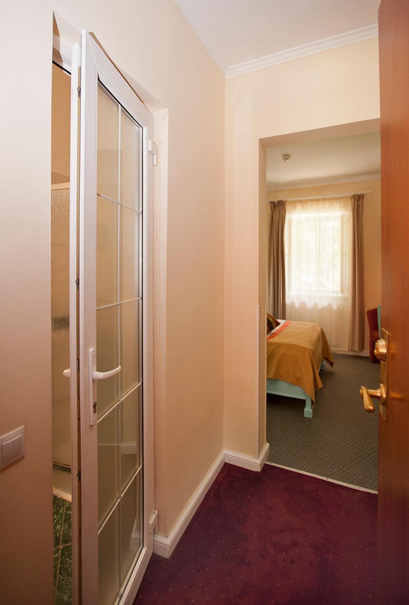 Standard Double Room - Photo 5