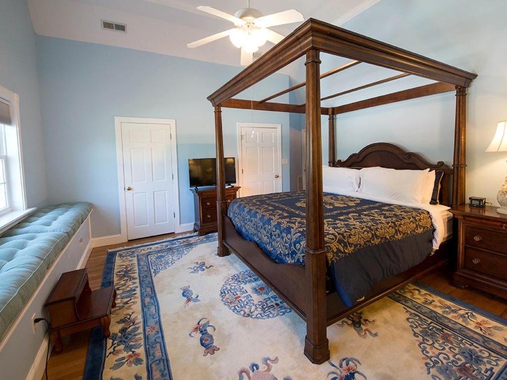 Deluxe King Room photo 1