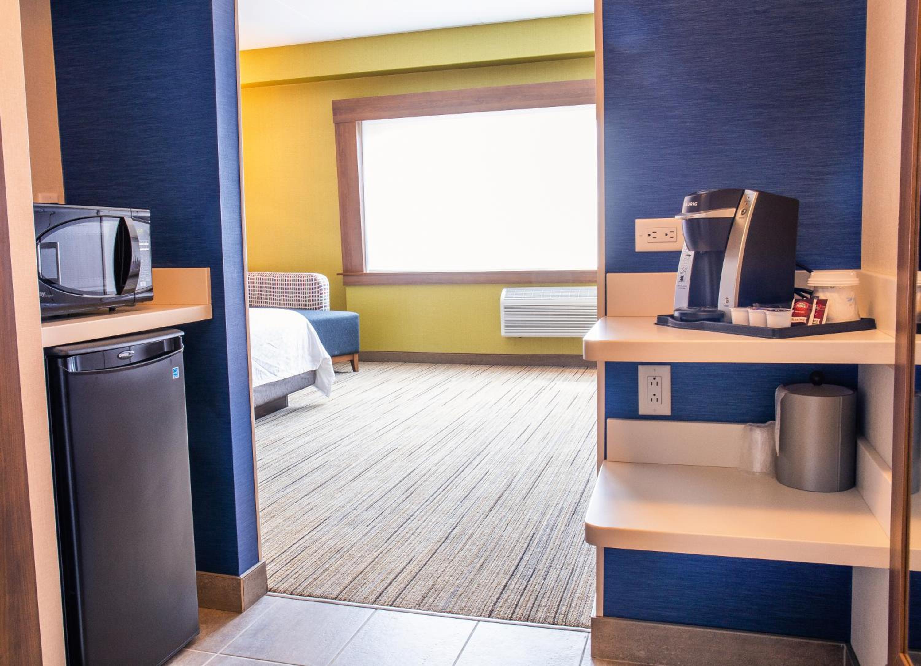 Standard King Room with Roll-In Shower - Mobility Access - Photo 2