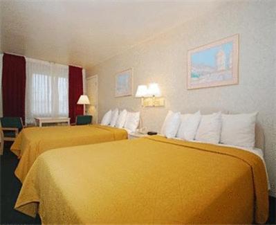 Queen Room with Two Queen Beds - Non-Smoking - Photo 3