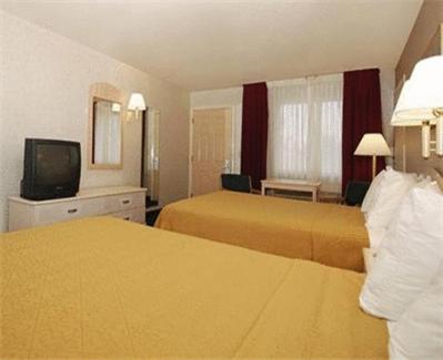 Queen Room with Two Queen Beds - Non-Smoking - Photo 1