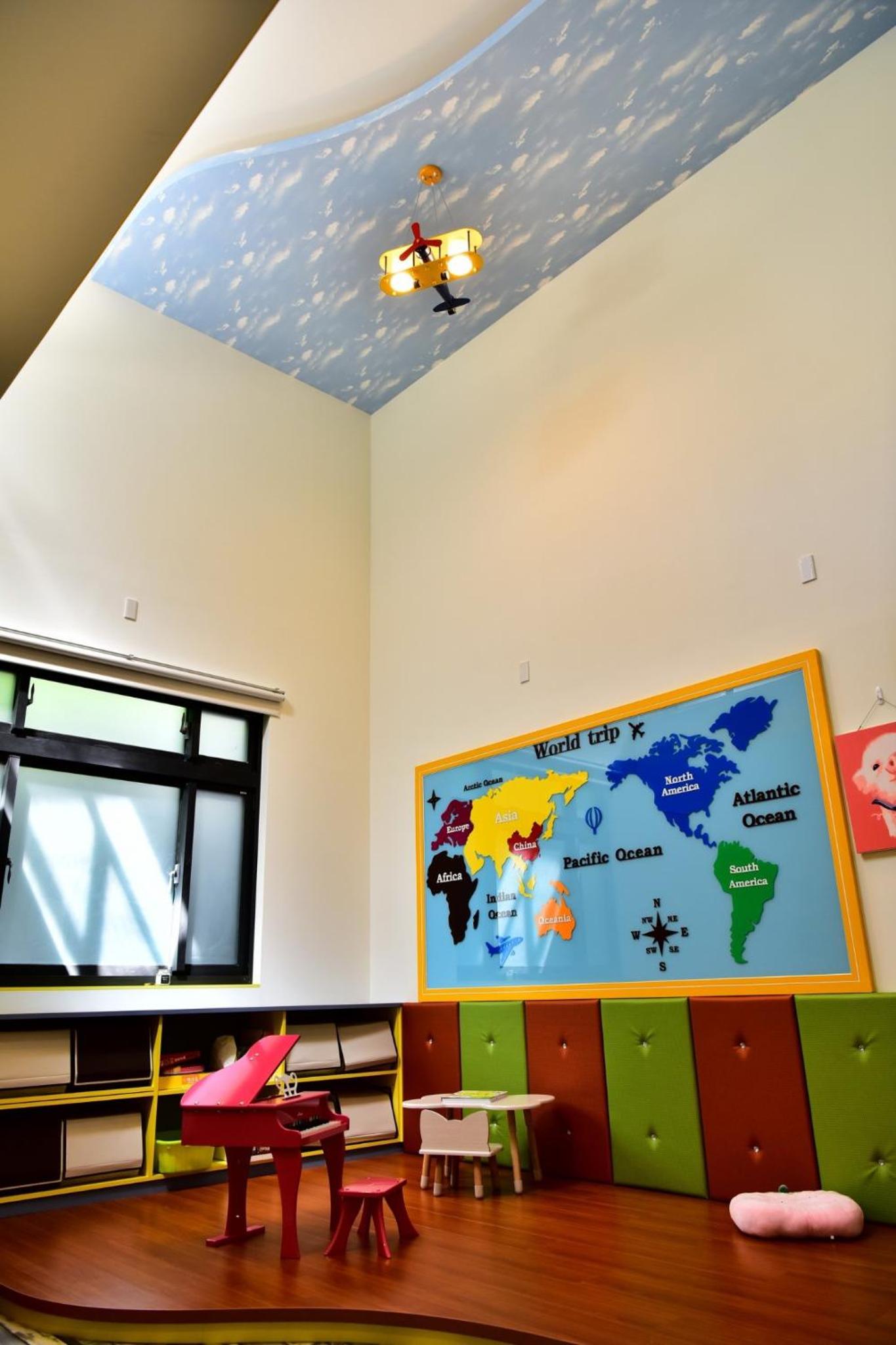 Family Room with Mountain View photo 3