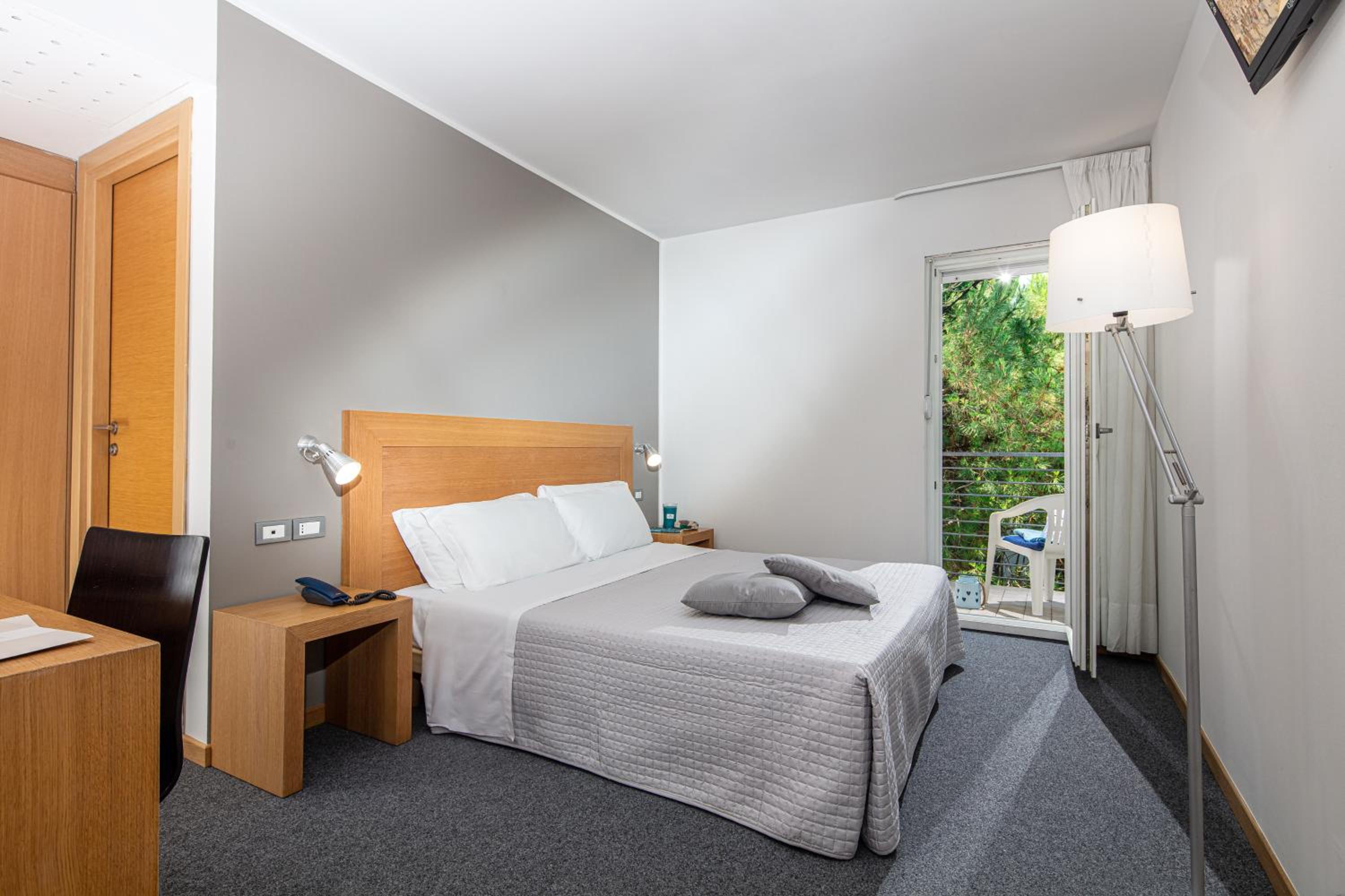 Double Room with Pool View - Photo 1