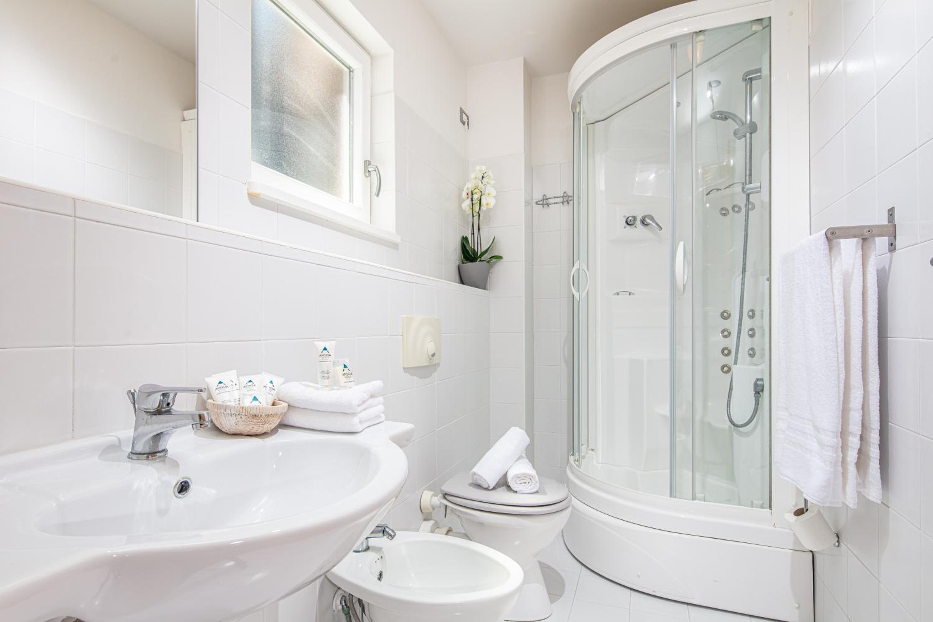 Classic Double Room with Balcony - Photo 5
