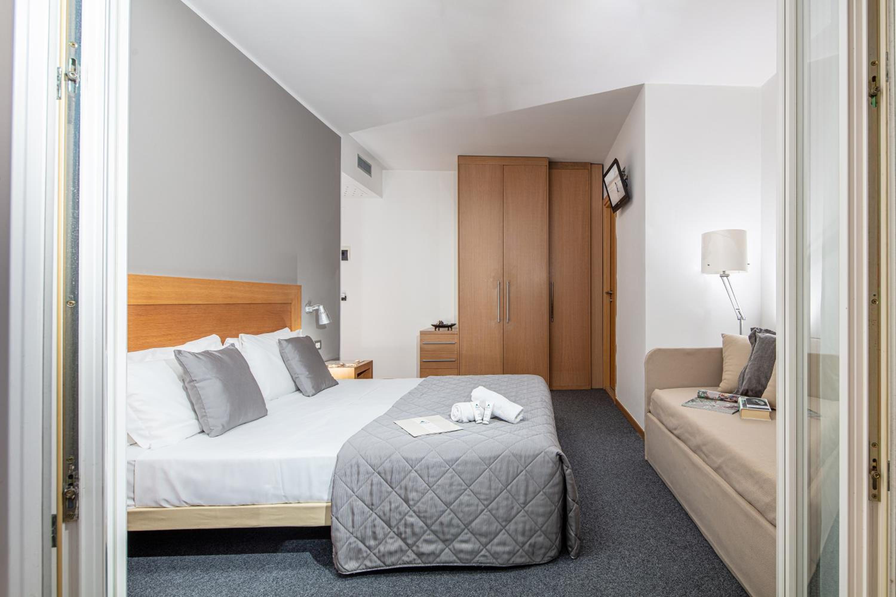 Double Room with Balcony and Extra Bed photo 1