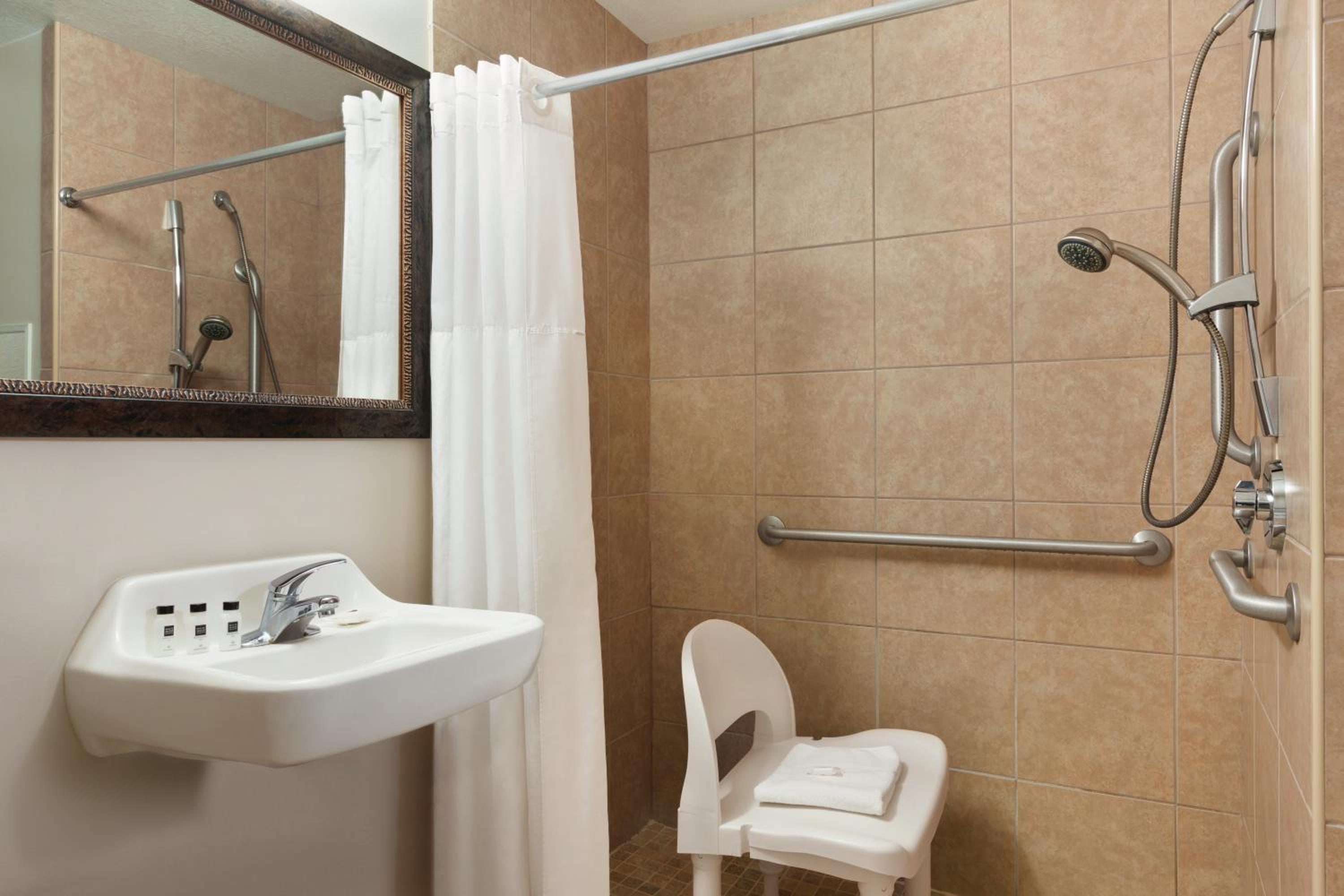 Queen Room with Two Queen Beds with Roll In Shower - Disability Access/Non-Smoking - Photo 2