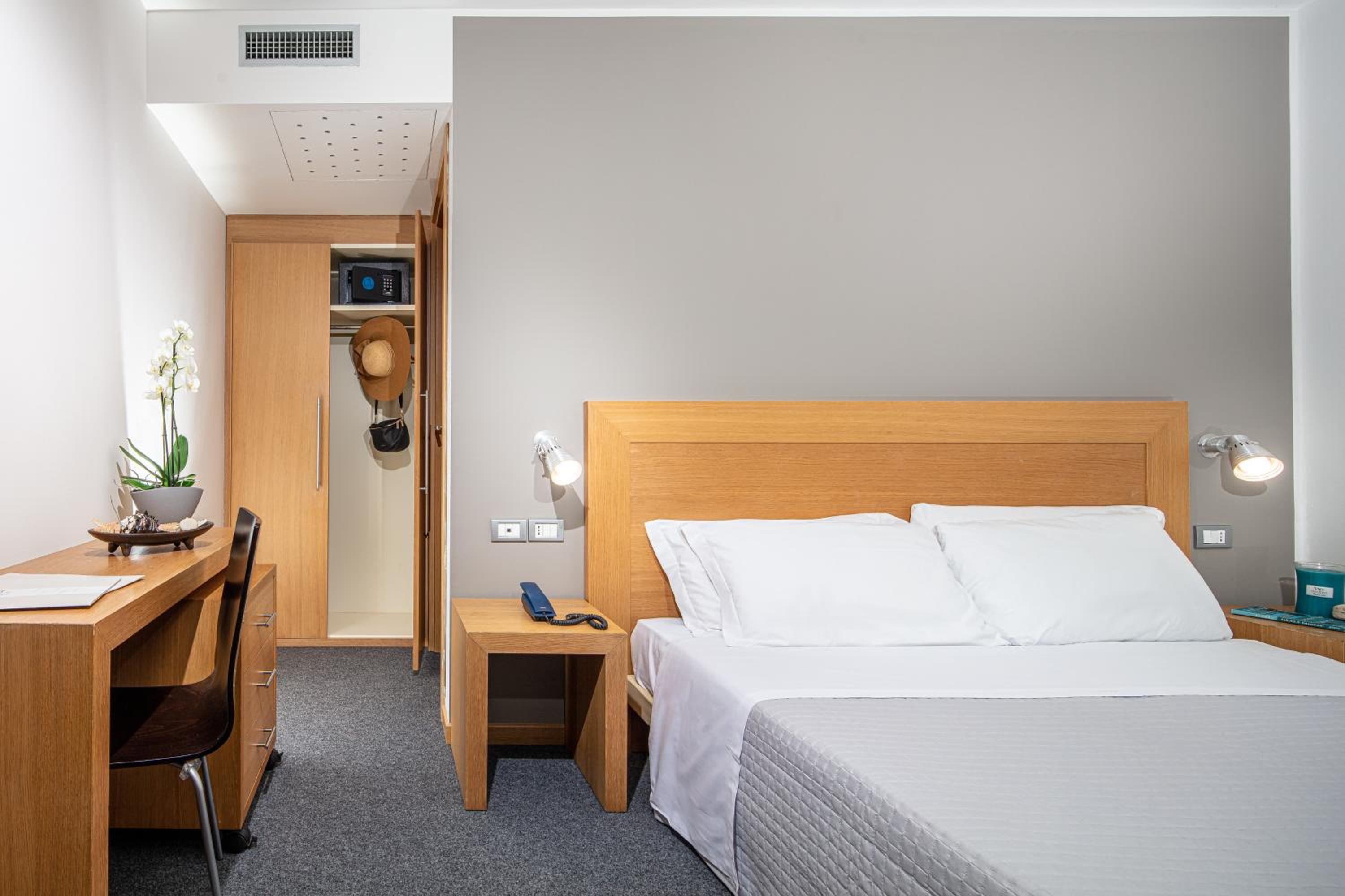 Classic Double Room with Balcony - Photo 1