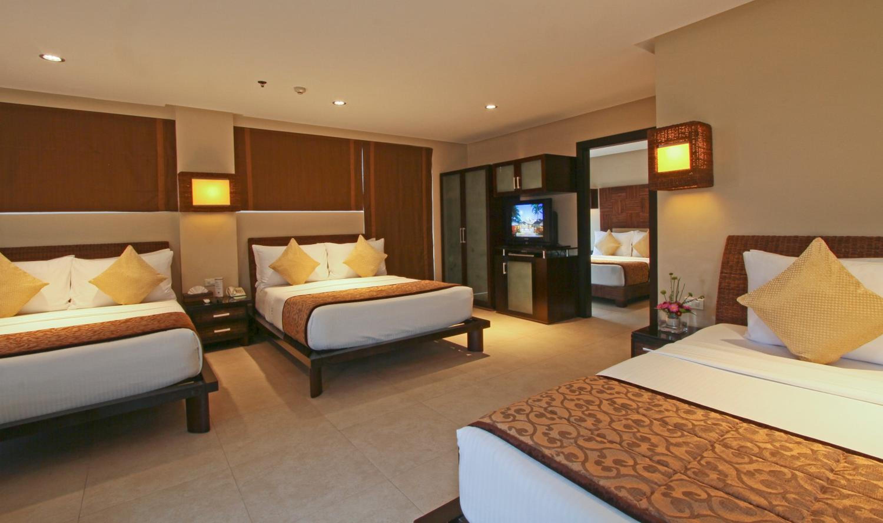 Family Grand Suite with Pool Access